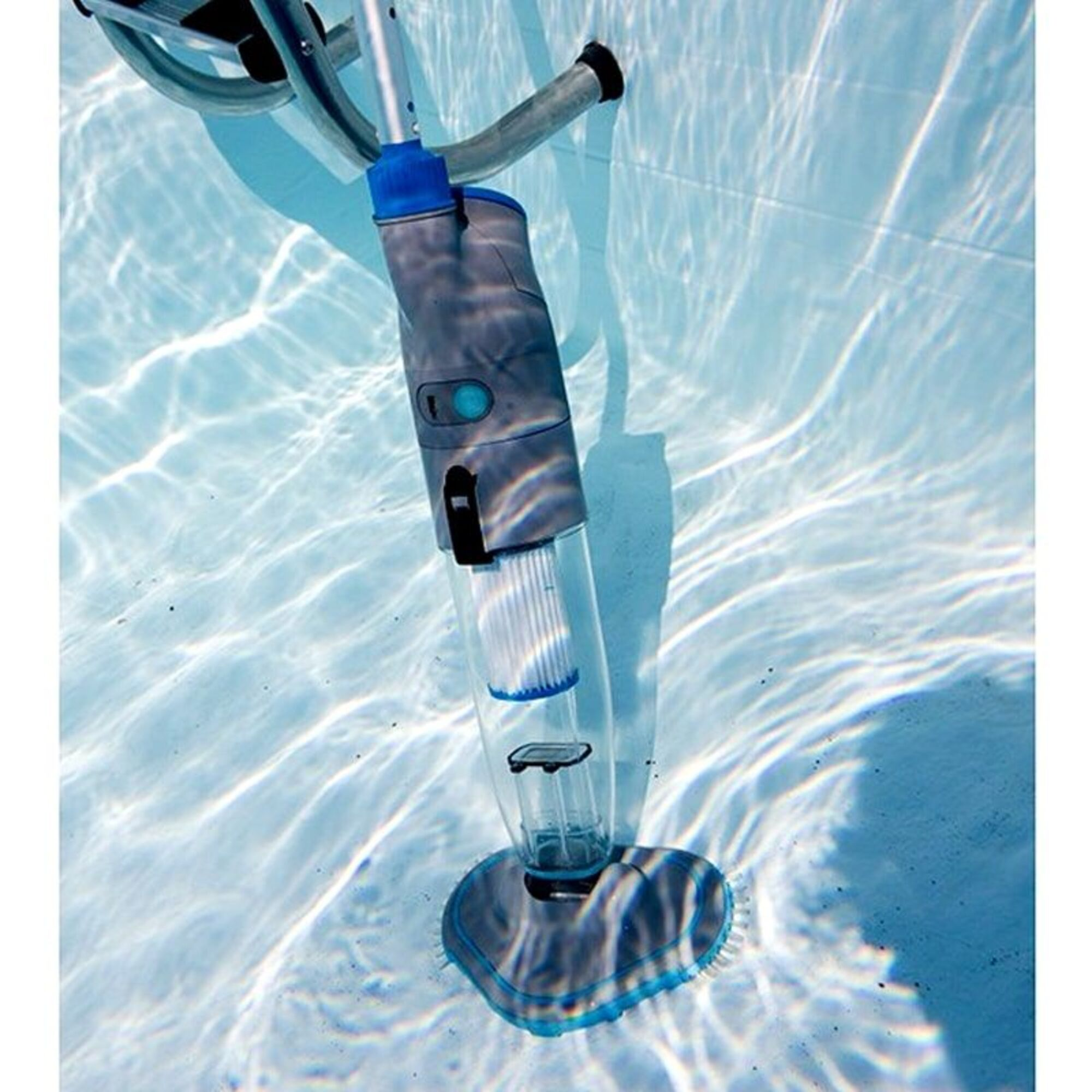 Ein Poolreiniger mit blauem Griff und transparentem Behälter unter Wasser.