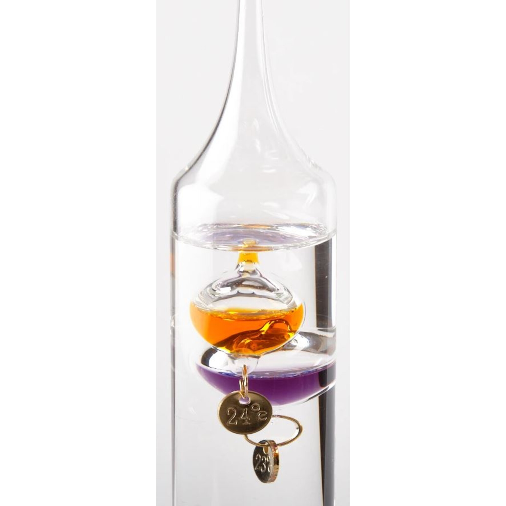 Ein Galileo-Thermometer aus Glas mit farbigen Flüssigkeitskugeln und Temperaturschildern.