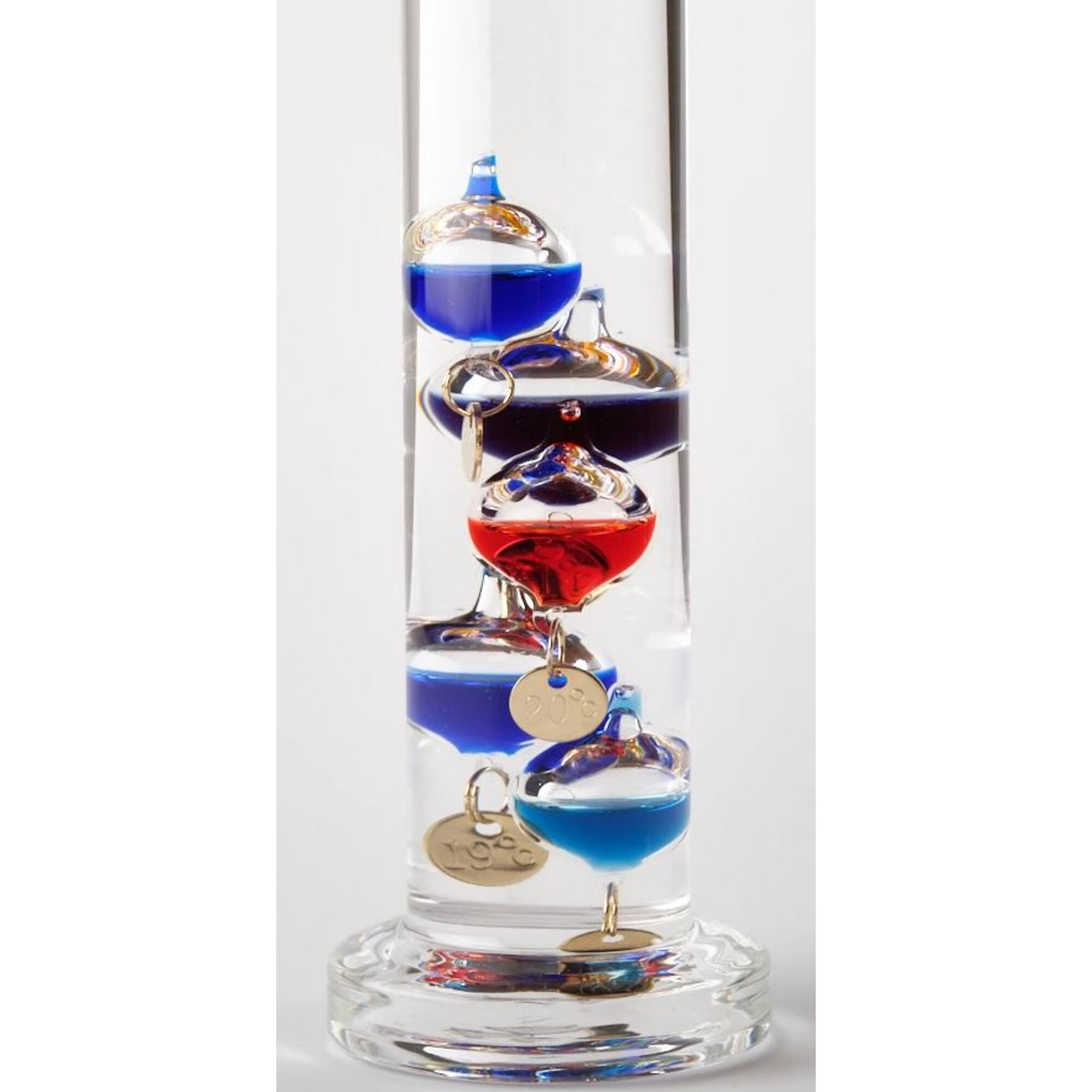 Ein Galileothermometer mit blauer und roter Flüssigkeit in Glaskugeln und Messinganhängern.