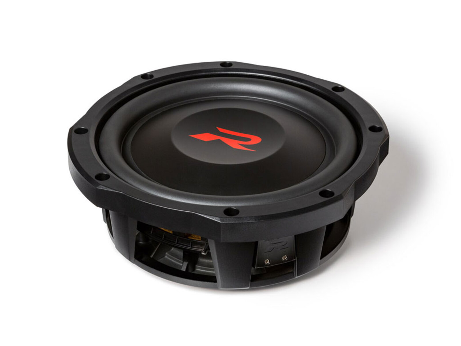 Ein schwarzer Subwoofer mit rotem R-Logo auf dem Konus steht auf weißem Grund.
