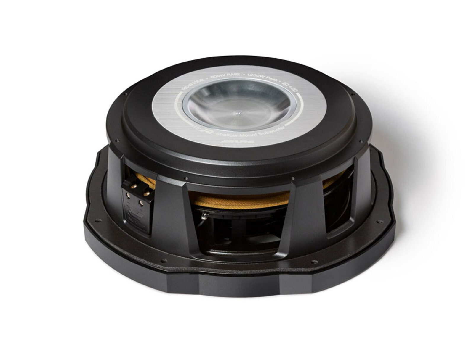 Schwarzer flacher Subwoofer mit silbernen Akzenten und gelber Membran auf weißem Grund.