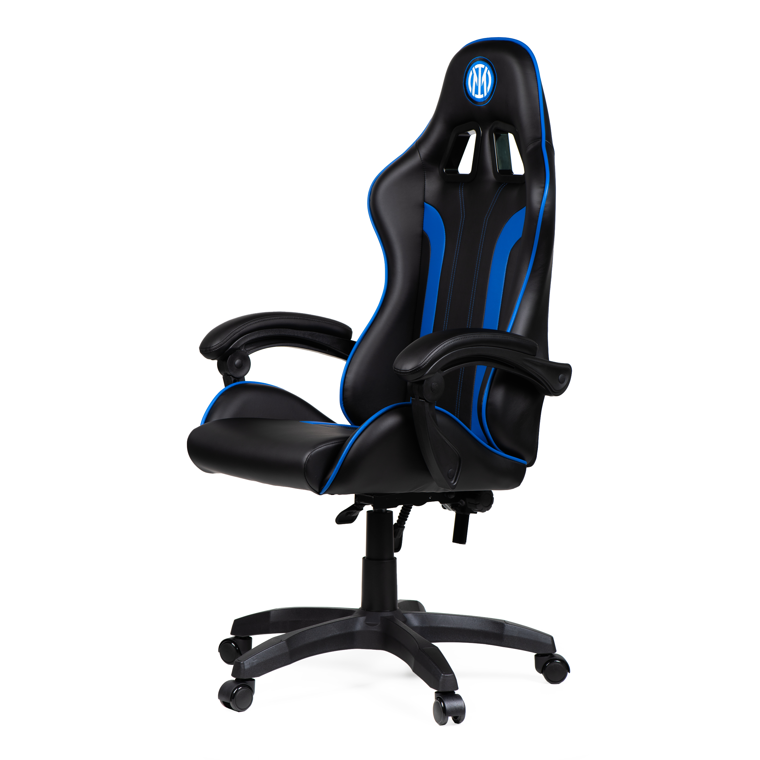 Sedia da gaming nera con bordatura blu e logo Inter sul poggiatesta, sfondo bianco.