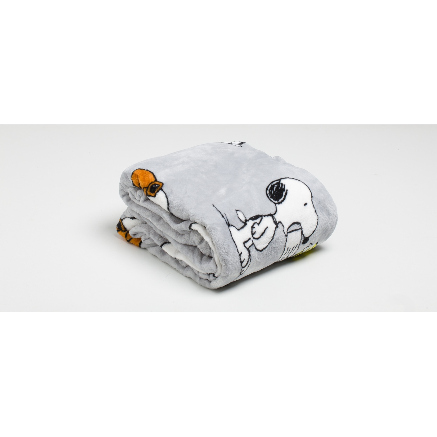Una coperta grigia piegata con personaggi di Snoopy e accenti arancioni su sfondo bianco.