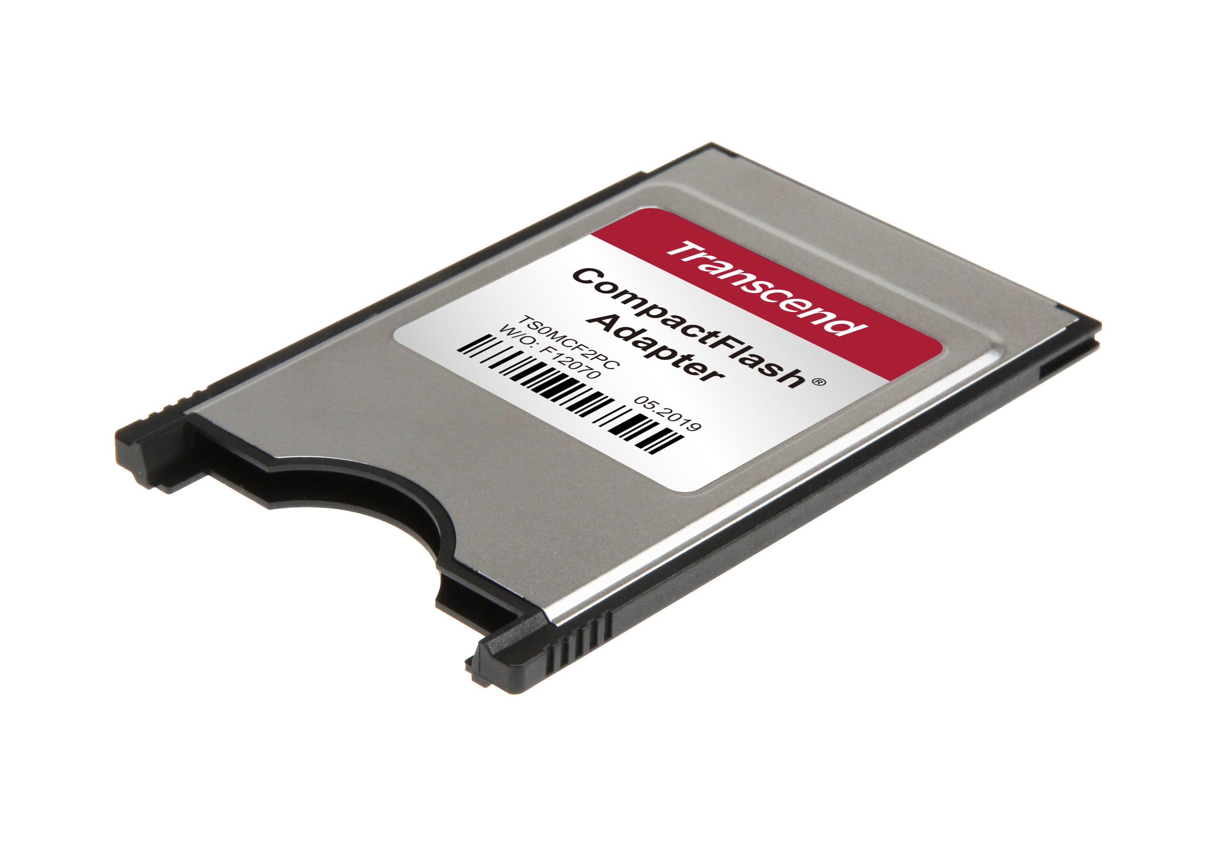 Siyah vurgulara ve etikete sahip gümüş renkli Transcend CompactFlash adaptörü.