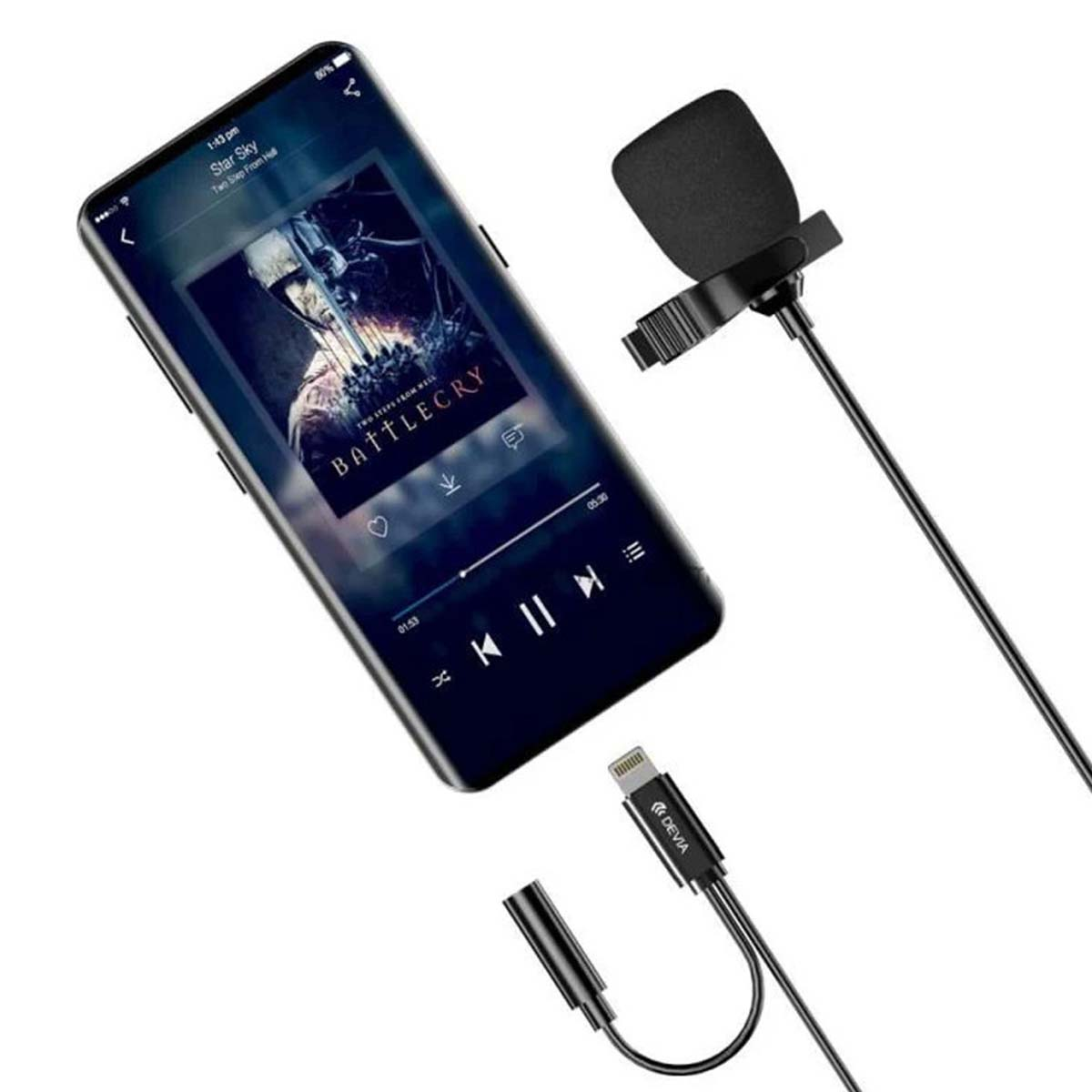 Smartphone riproduce musica accanto a un microfono lavalier e adattatore.