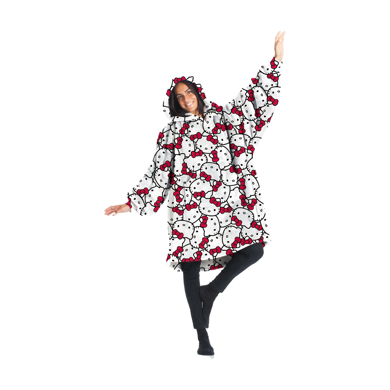Una donna con felpa bianca Hello Kitty e pantaloni neri posa con le braccia tese.