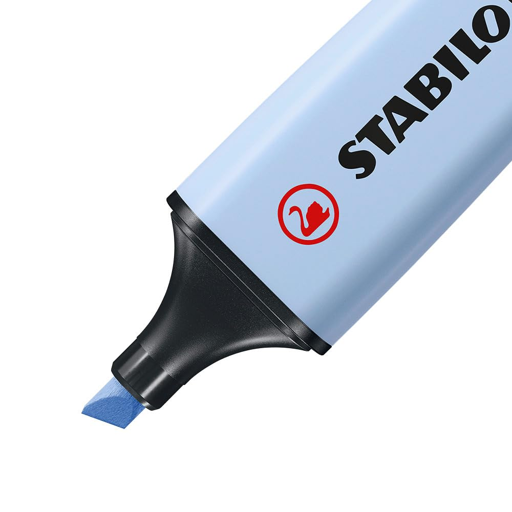 Evidenziatore Stabilo azzurro con punta nera e logo cigno rosso.