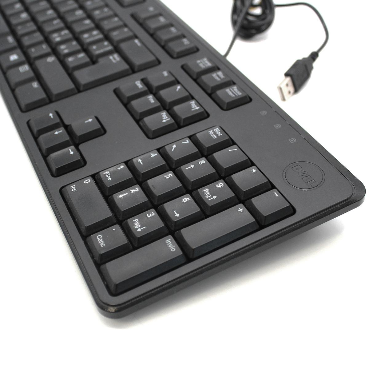 Una tastiera Dell nera con cavo USB è mostrata da un'angolazione laterale.
