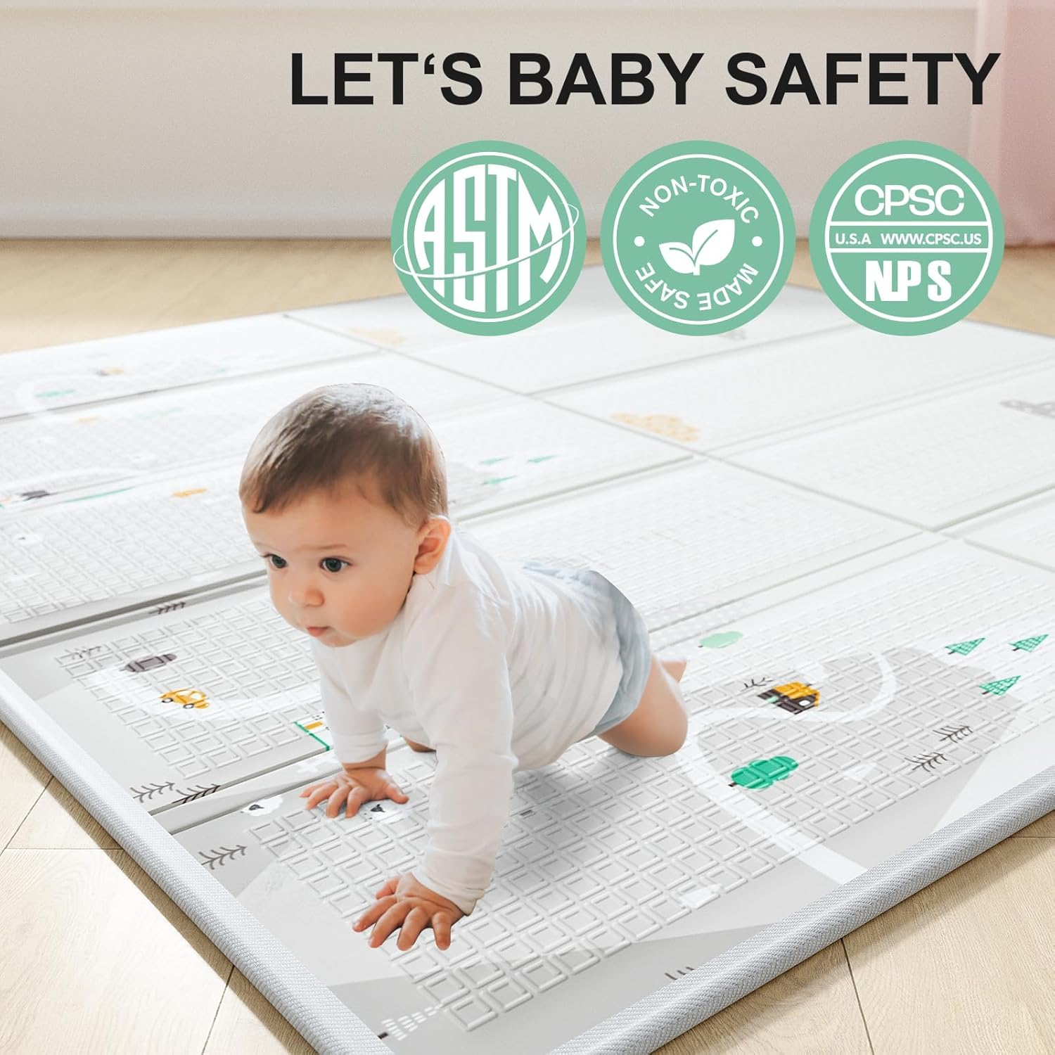Baby krabbelt auf einer Sicherheitsmatte mit Straßen- und Autodesigns. Sicherheitslogos sind sichtbar.