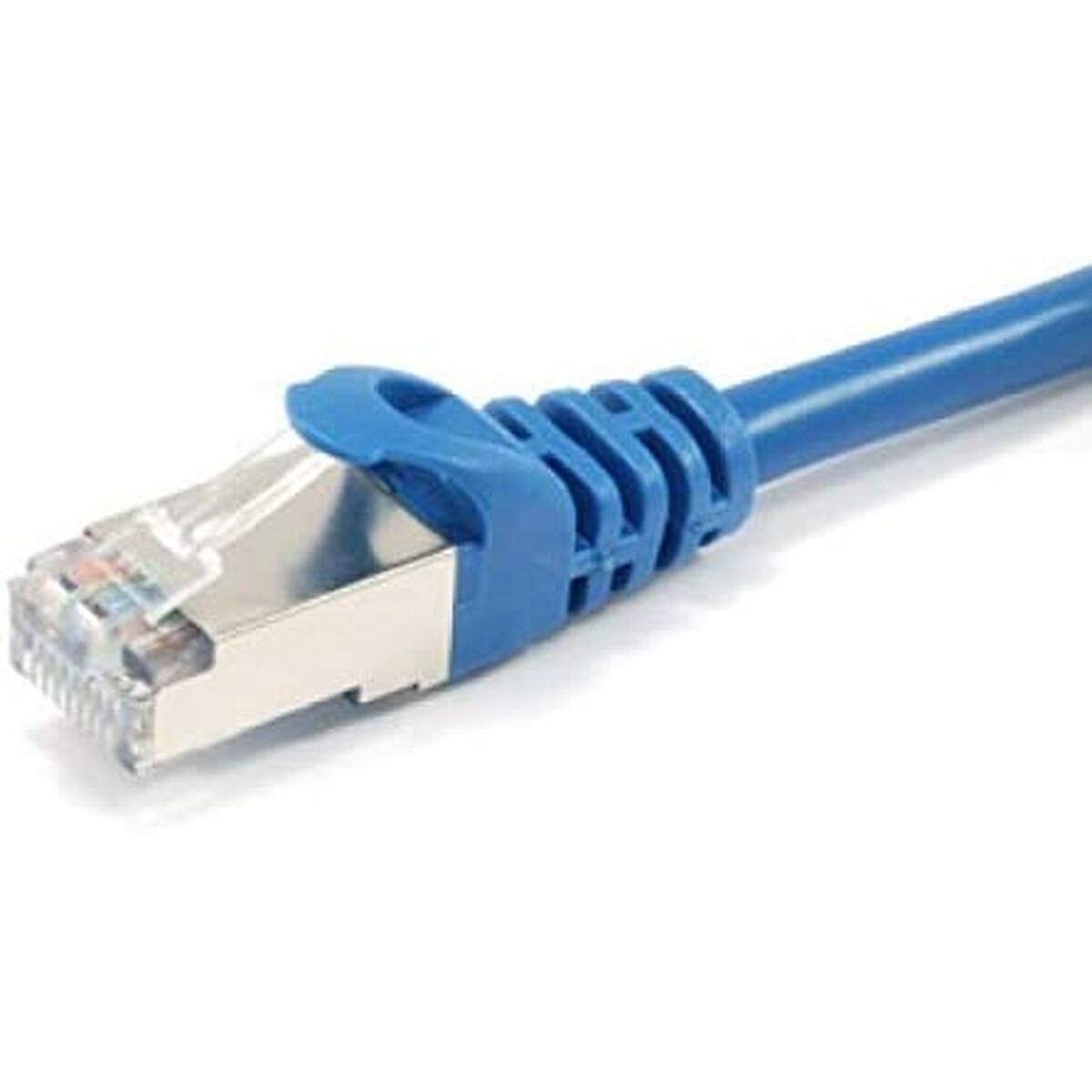 Un cavo Ethernet blu con connettore argentato su sfondo bianco.