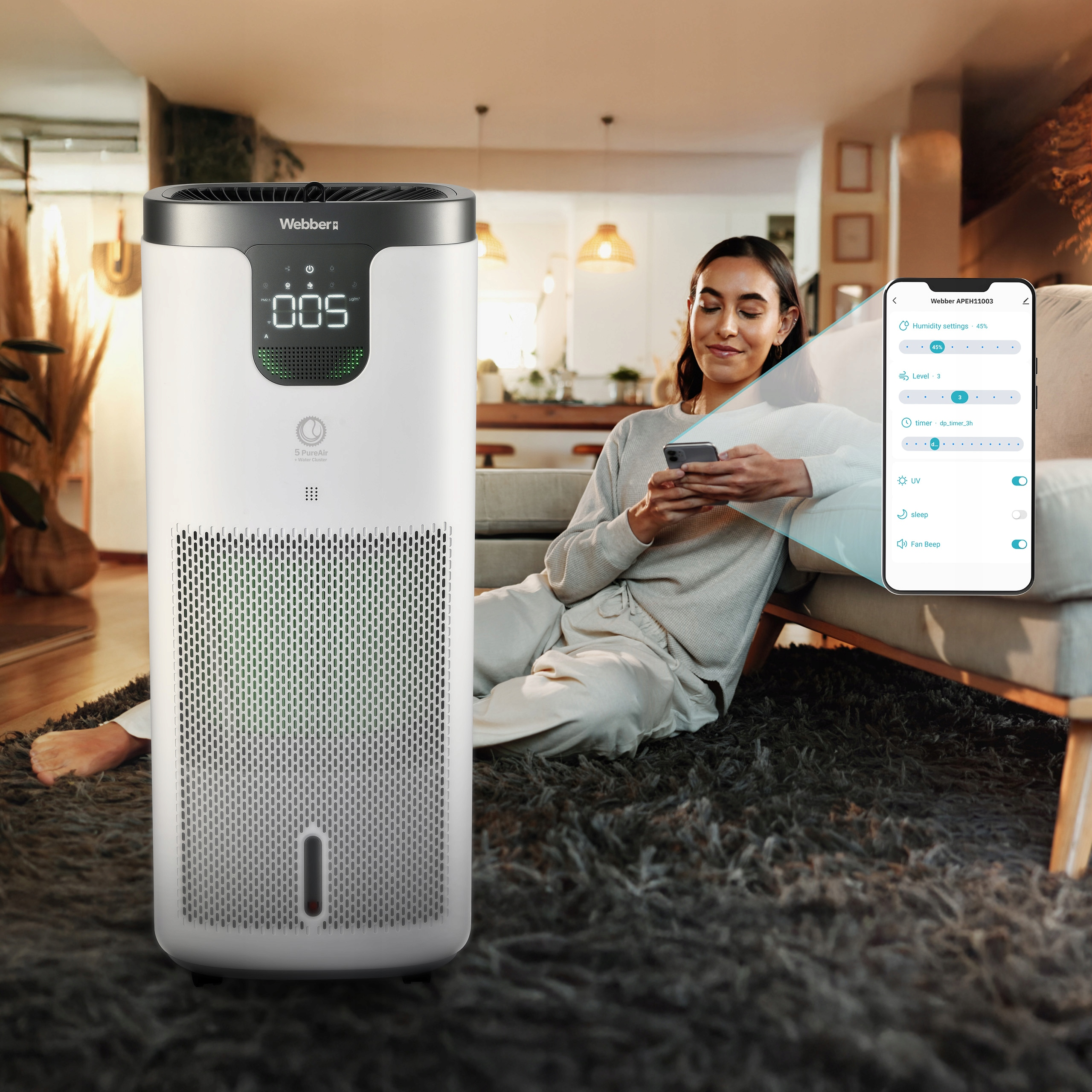 Kobieta steruje oczyszczaczem powietrza Webber przez telefon w salonie.