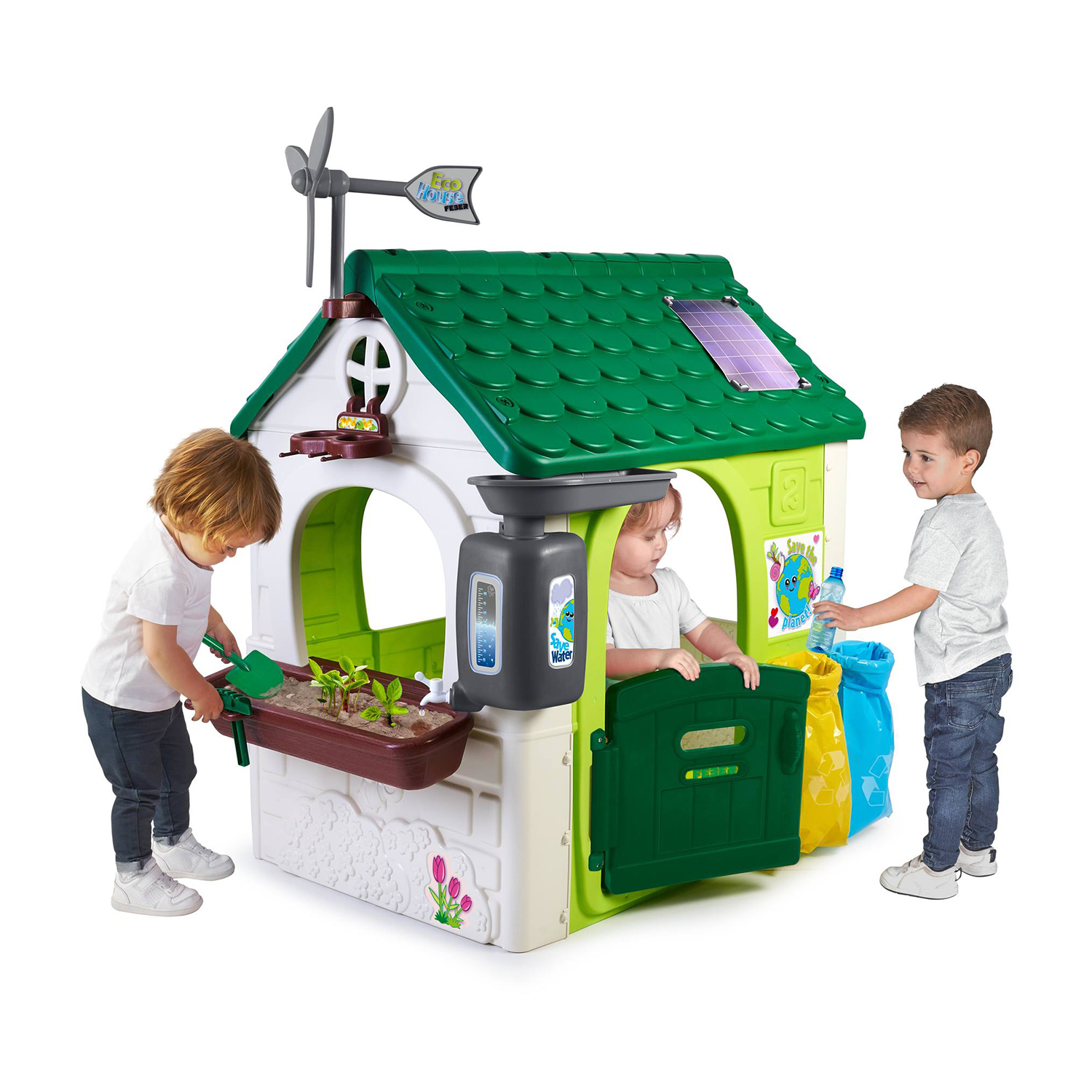 Tre bambini giocano con una casa ecologica, uno pianta, uno gioca dentro, uno ricicla.