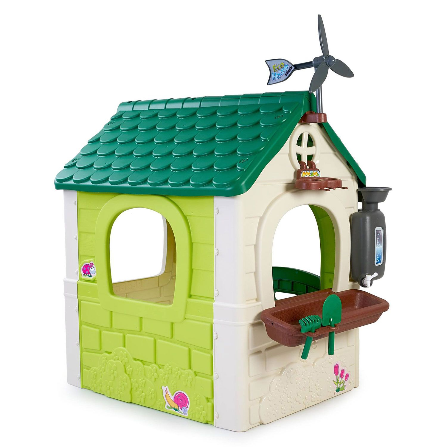 Una casa giochi colorata con muri in mattoni verdi, finestre e attrezzi da giardino.