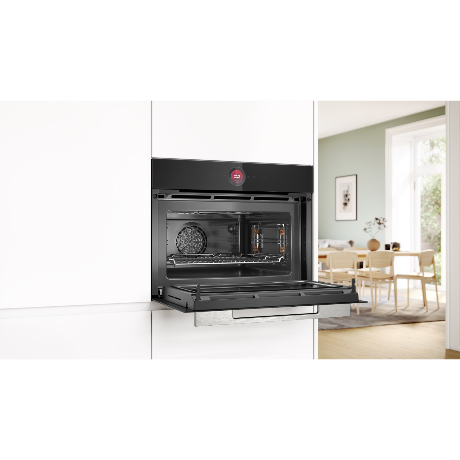 Forno nero moderno con porta aperta, mostra interno. Cucina e sala da pranzo sullo sfondo.