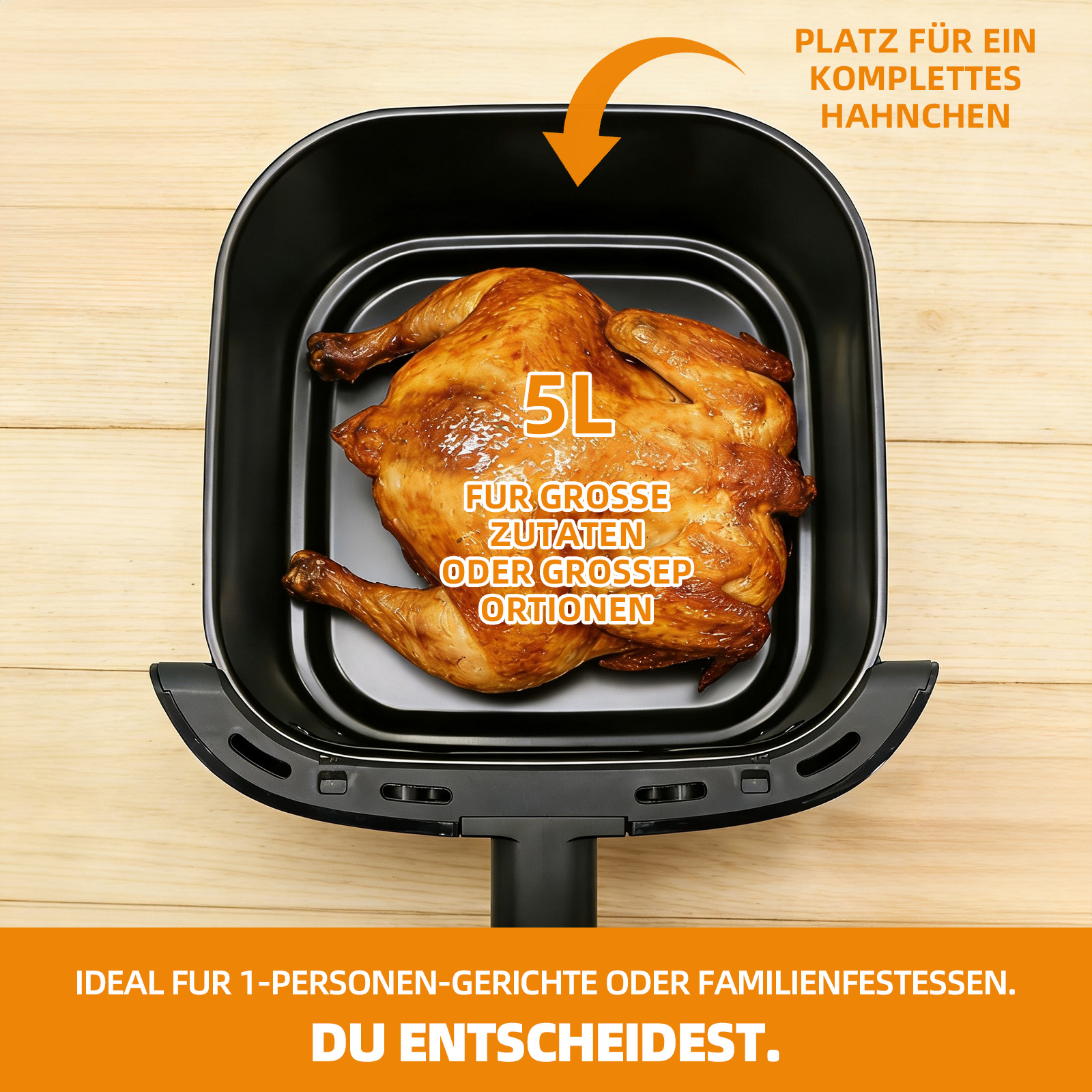 Ein ganzes Brathähnchen in einem großen schwarzen Heißluftfrittierkorb. Text gibt 5L Kapazität an.