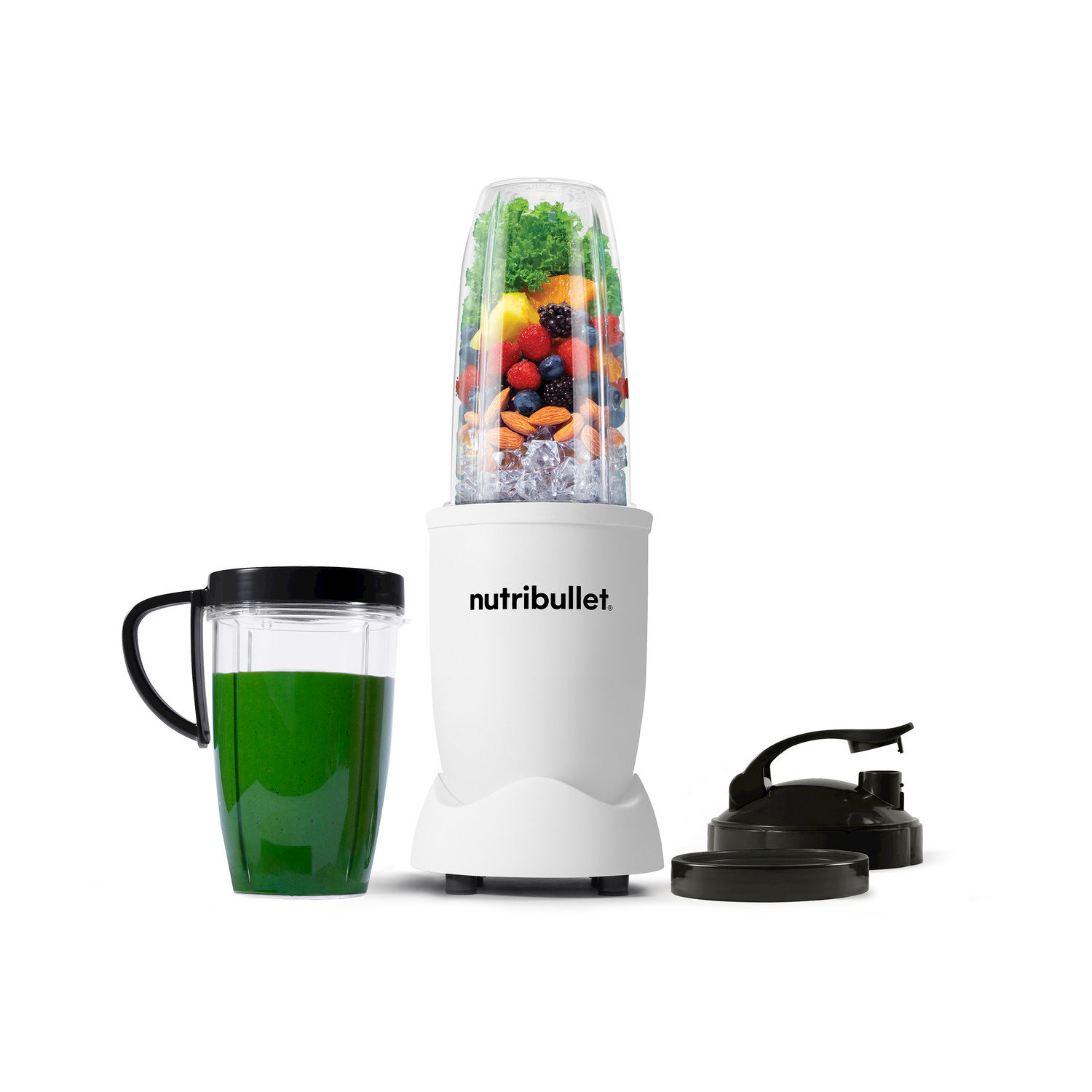 Batidora Nutribullet blanca con taza de batido verde y taza de frutas y hielo.