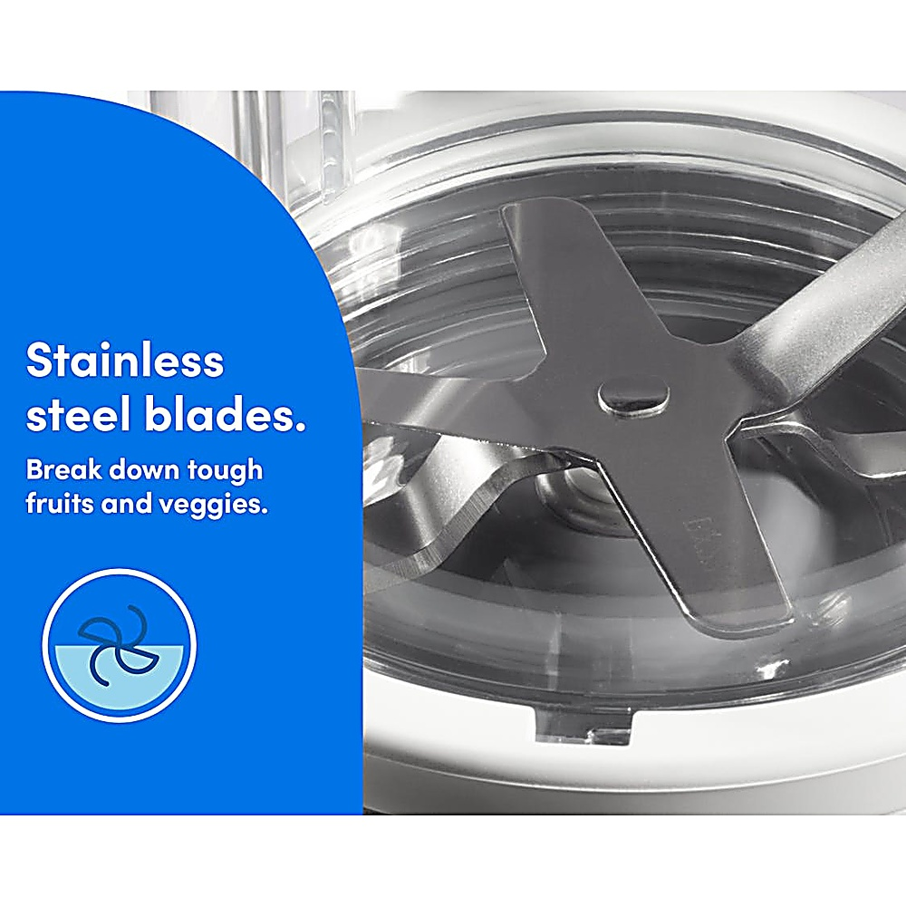 Zbliżenie blendera z ostrymi ostrzami ze stali nierdzewnej w przezroczystym dzbanku.