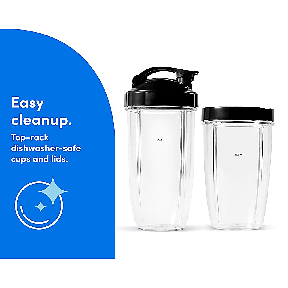 Dwa przezroczyste kubki z czarnymi pokrywkami, jeden z uchwytem, do blenderów.