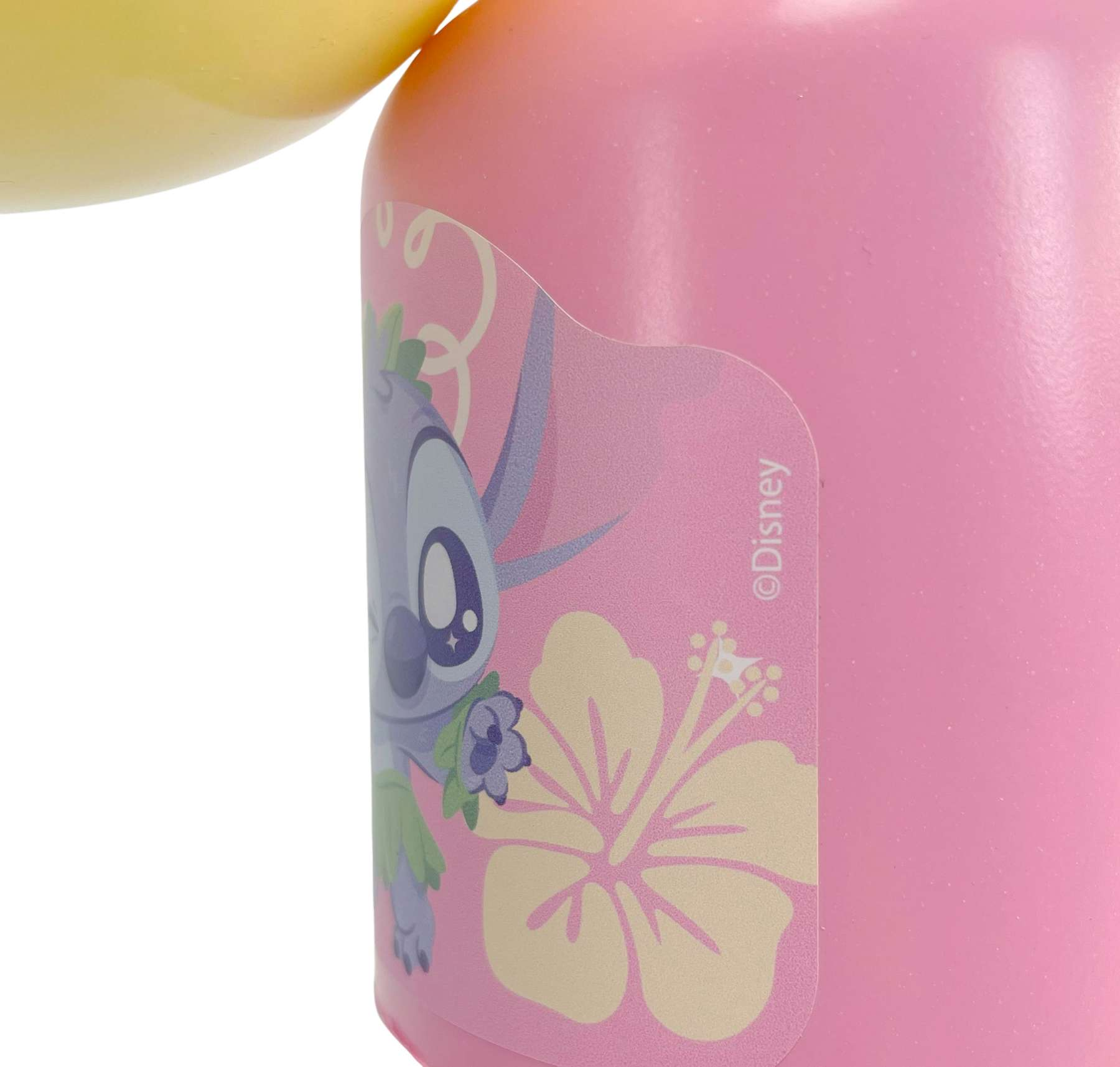 Rosa Flasche mit Stitch-Figur, gelber Hibiskus und Disney-Logo.