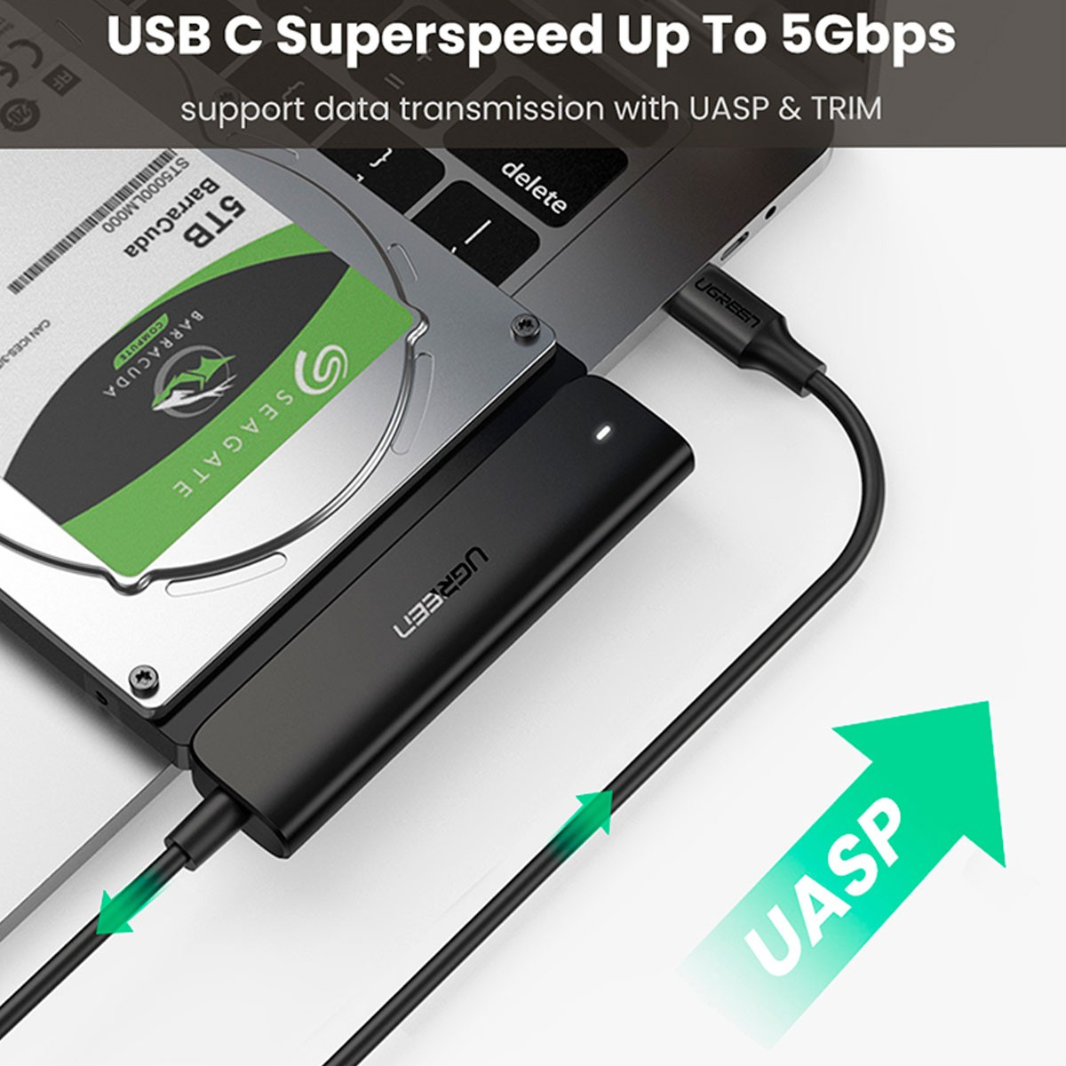 Dysk twardy Seagate o pojemności 5 TB jest podłączony do laptopa przez czarny adapter UGREEN USB C.