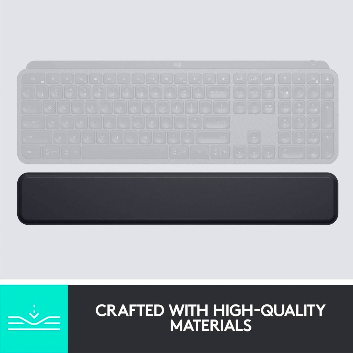 Una tastiera Logitech grigia con un poggiapolsi nero sotto.