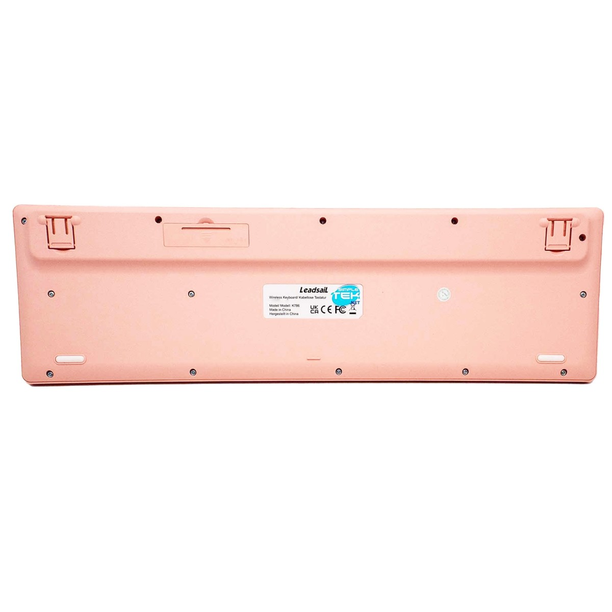 Il lato inferiore di una tastiera wireless rosa con etichette modello e certificazione.