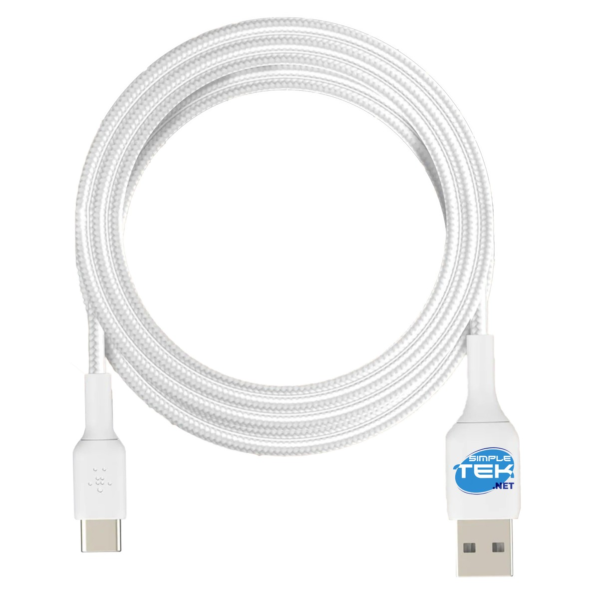 Un cavo USB-C a USB-A bianco intrecciato arrotolato su sfondo bianco. Logo SimpleTek.net visibile.