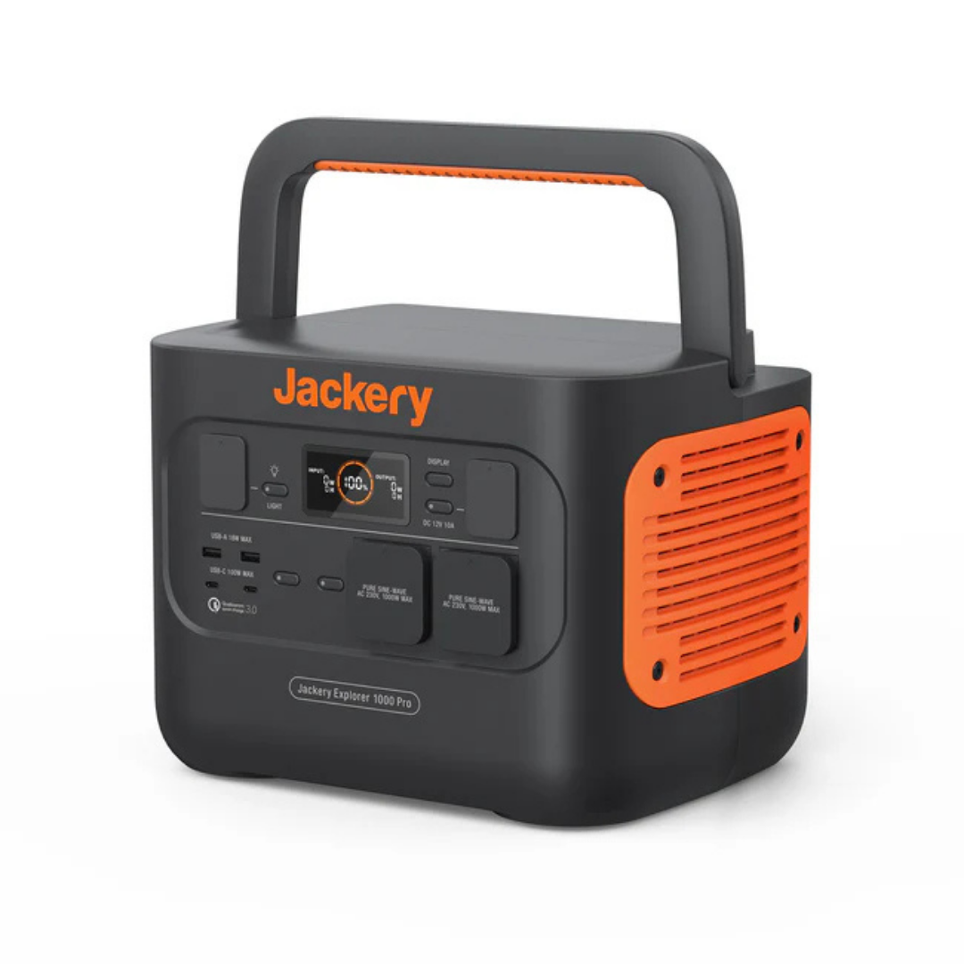 Eine schwarze tragbare Jackery Explorer 1000 Pro Powerstation mit orangem Griff.