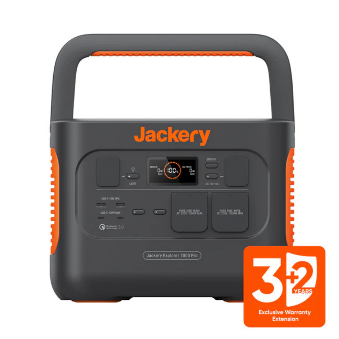 Graue Jackery Explorer 1000 Pro Powerstation mit orangefarbenen Akzenten. Digitalanzeige zeigt 100% Akku.