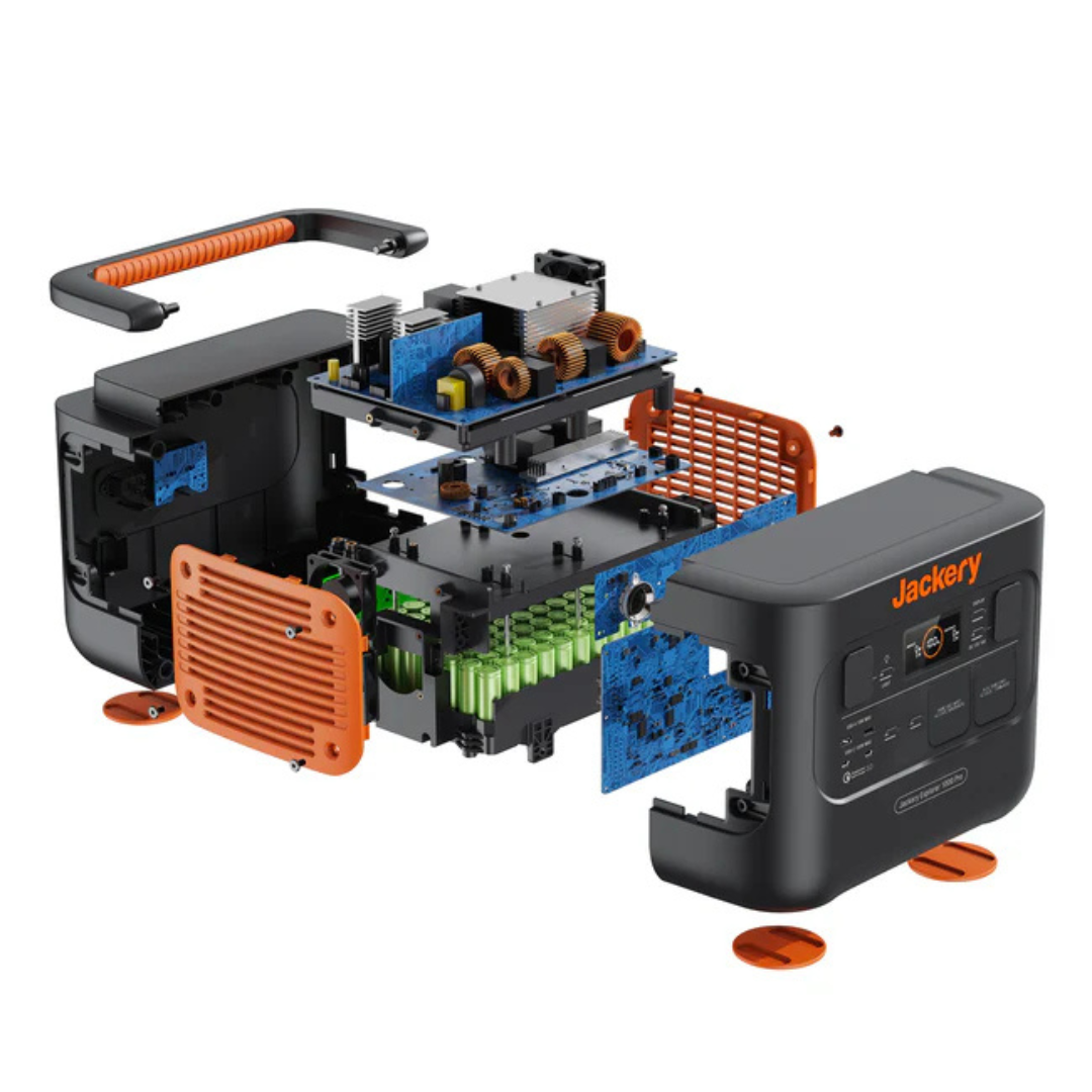 Explosionsansicht einer tragbaren Jackery-Powerstation mit internen Komponenten wie Batterien und Leiterplatten.