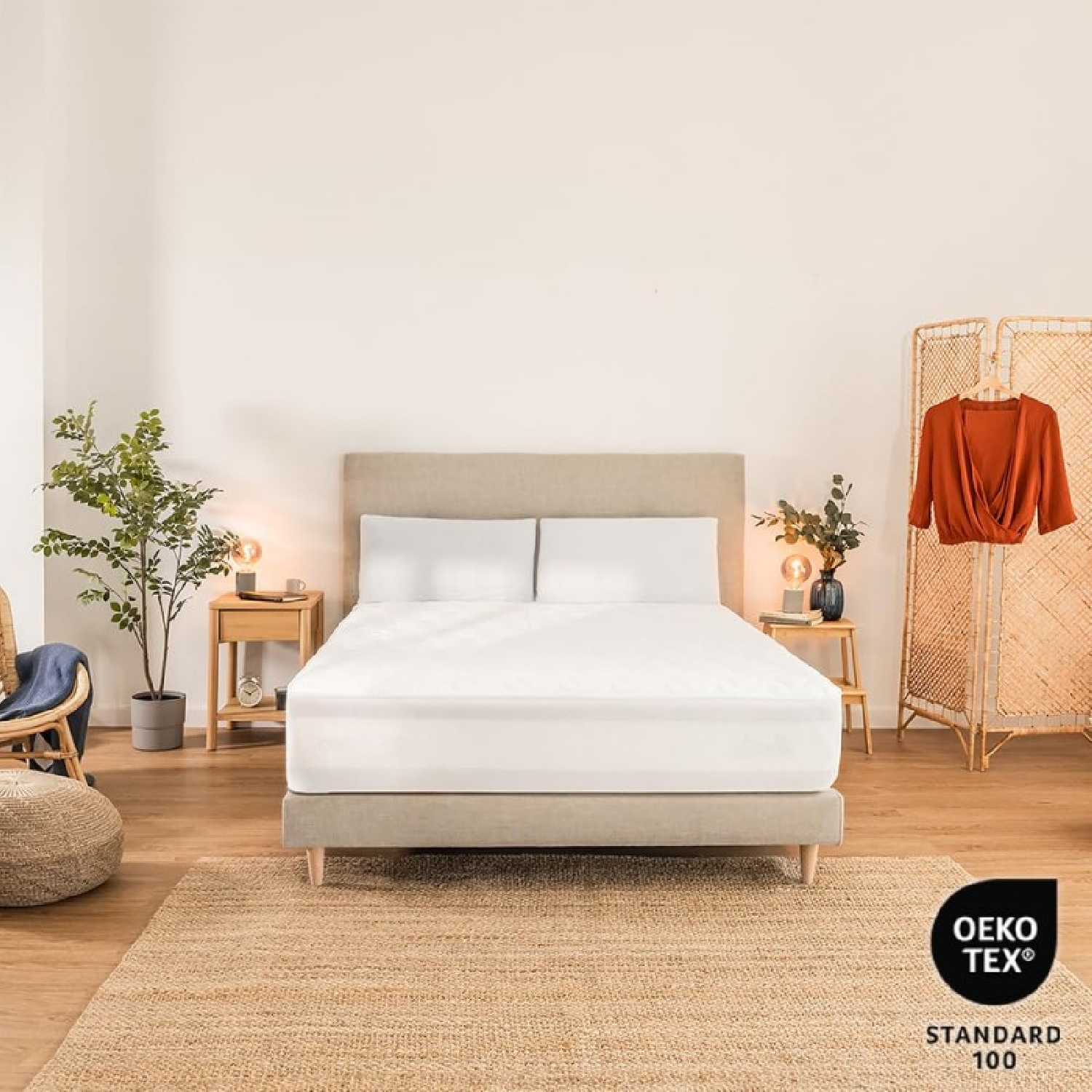 Una stanza da letto con letto, comodini, pianta e top arancione.