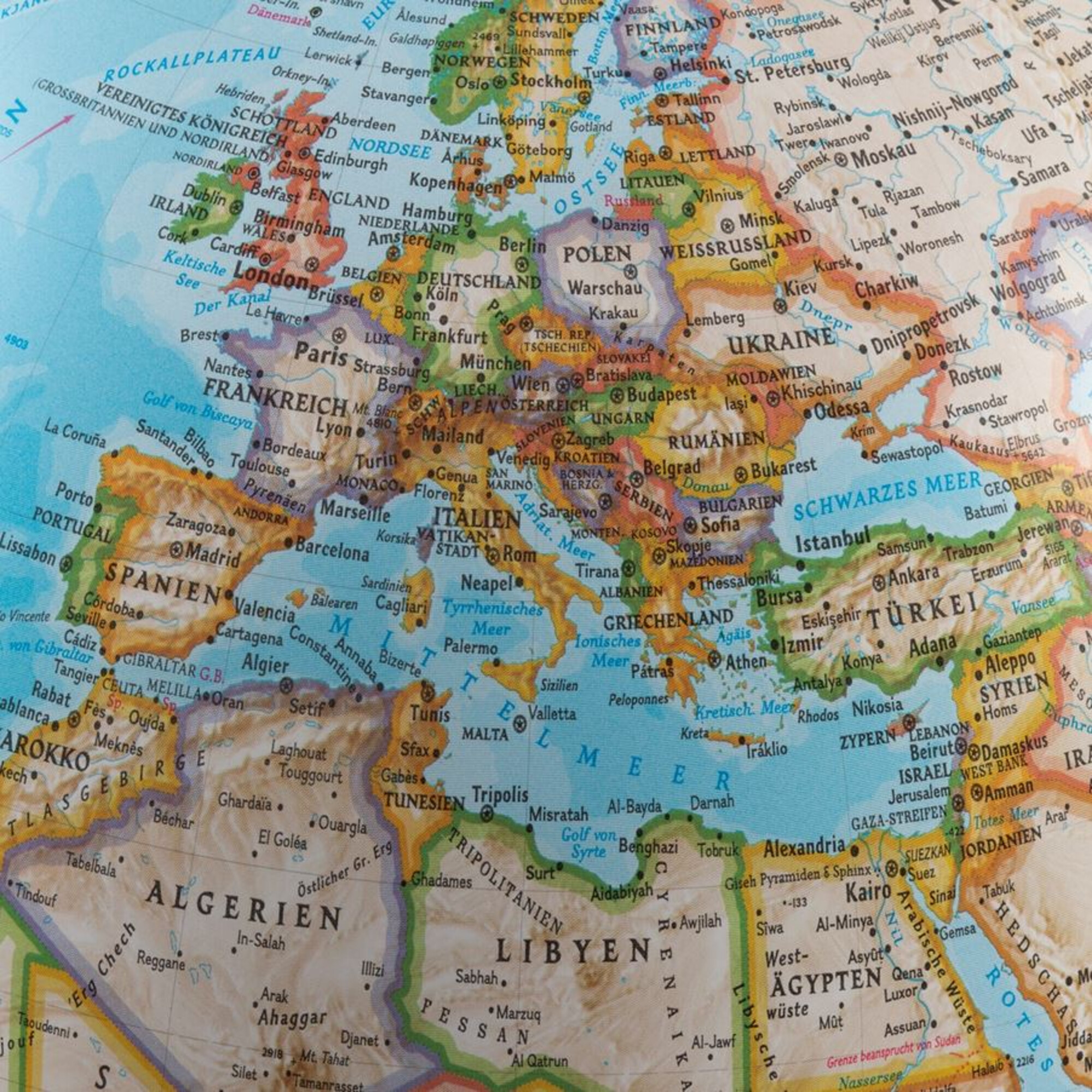 Eine Nahaufnahme einer Europakarte, die Länder und Hauptstädte zeigt.