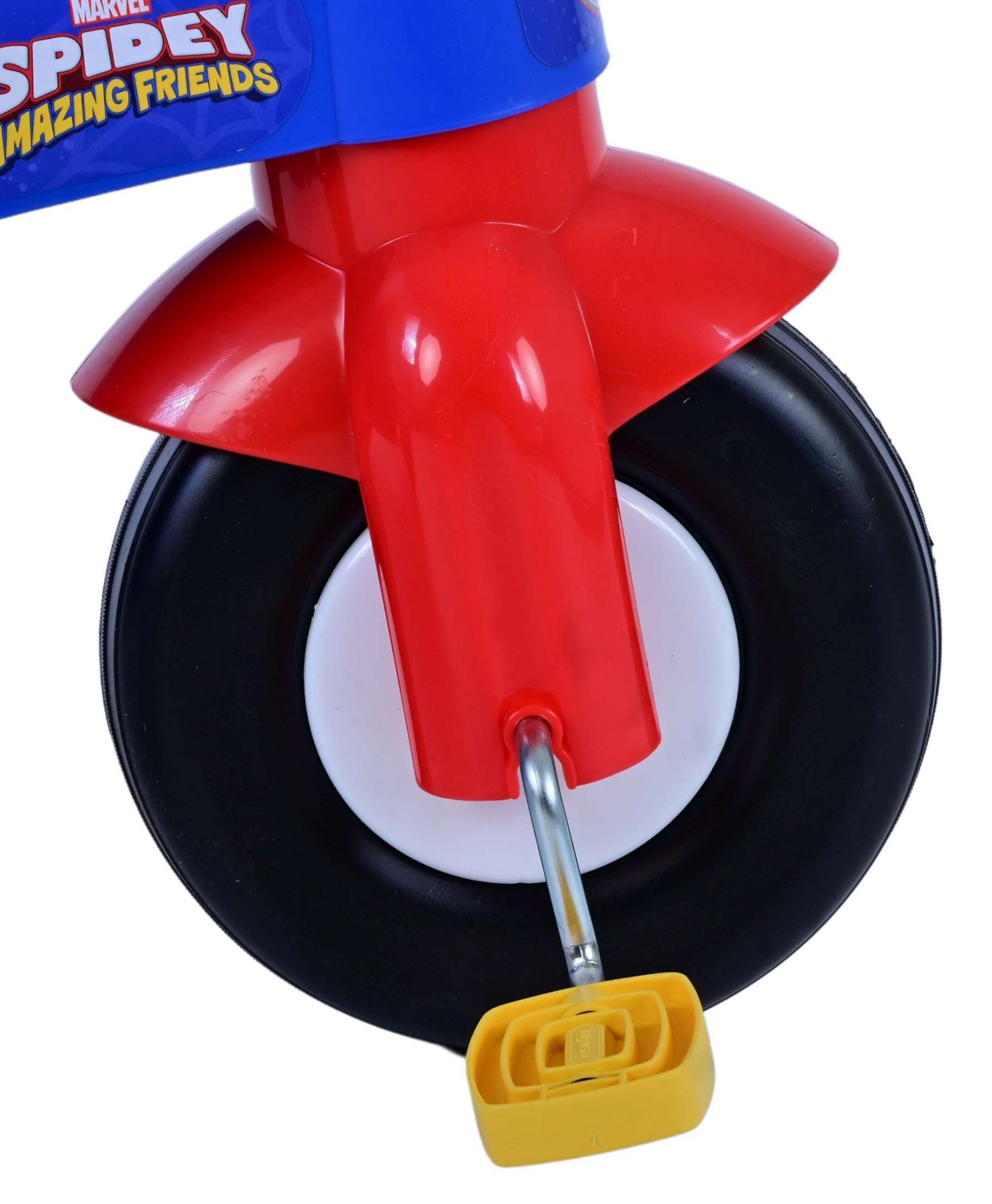Nahaufnahme eines blauen und roten Spidey Amazing Friends Dreiradrads mit einem gelben Pedal.
