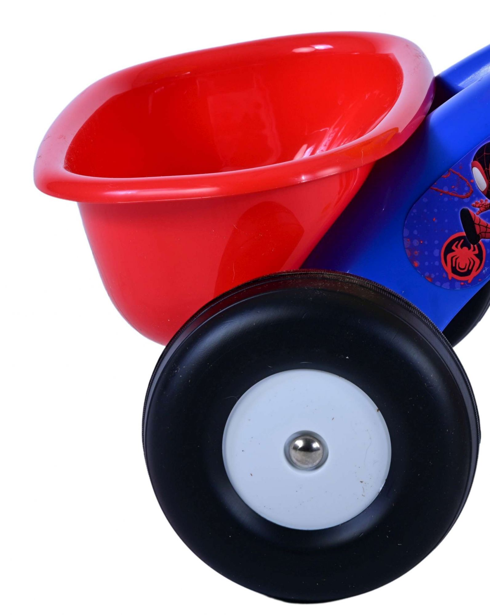 Nahaufnahme eines blauen Spielzeugwagens mit rotem Eimer und Spider-Man-Aufkleber.