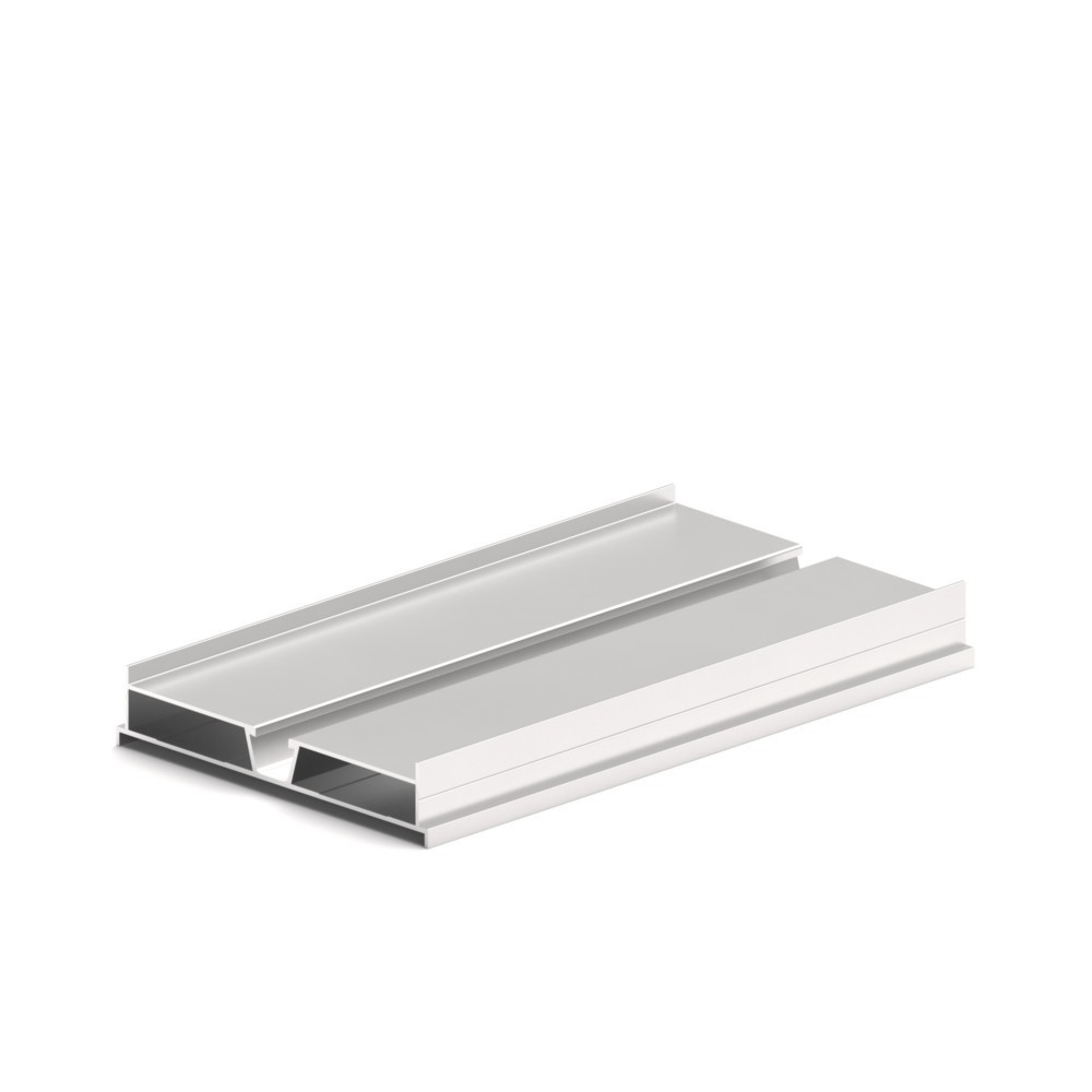 Un profilo metallico argentato con due sezioni parallele e una rientranza tra esse.