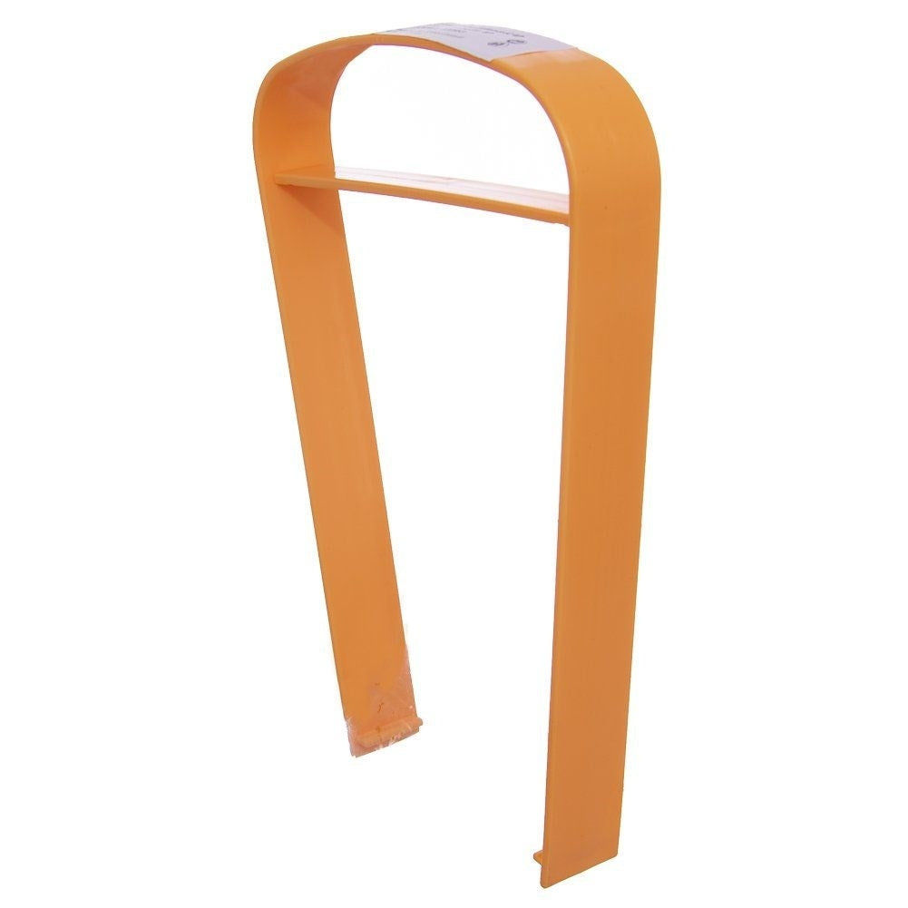 Una herramienta naranja con mango en forma de U y barra transversal.