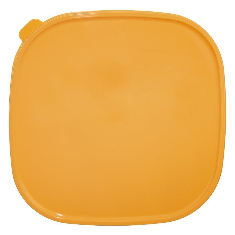 Una tapa cuadrada naranja lisa para recipiente con una pequeña pestaña en la esquina superior izquierda.