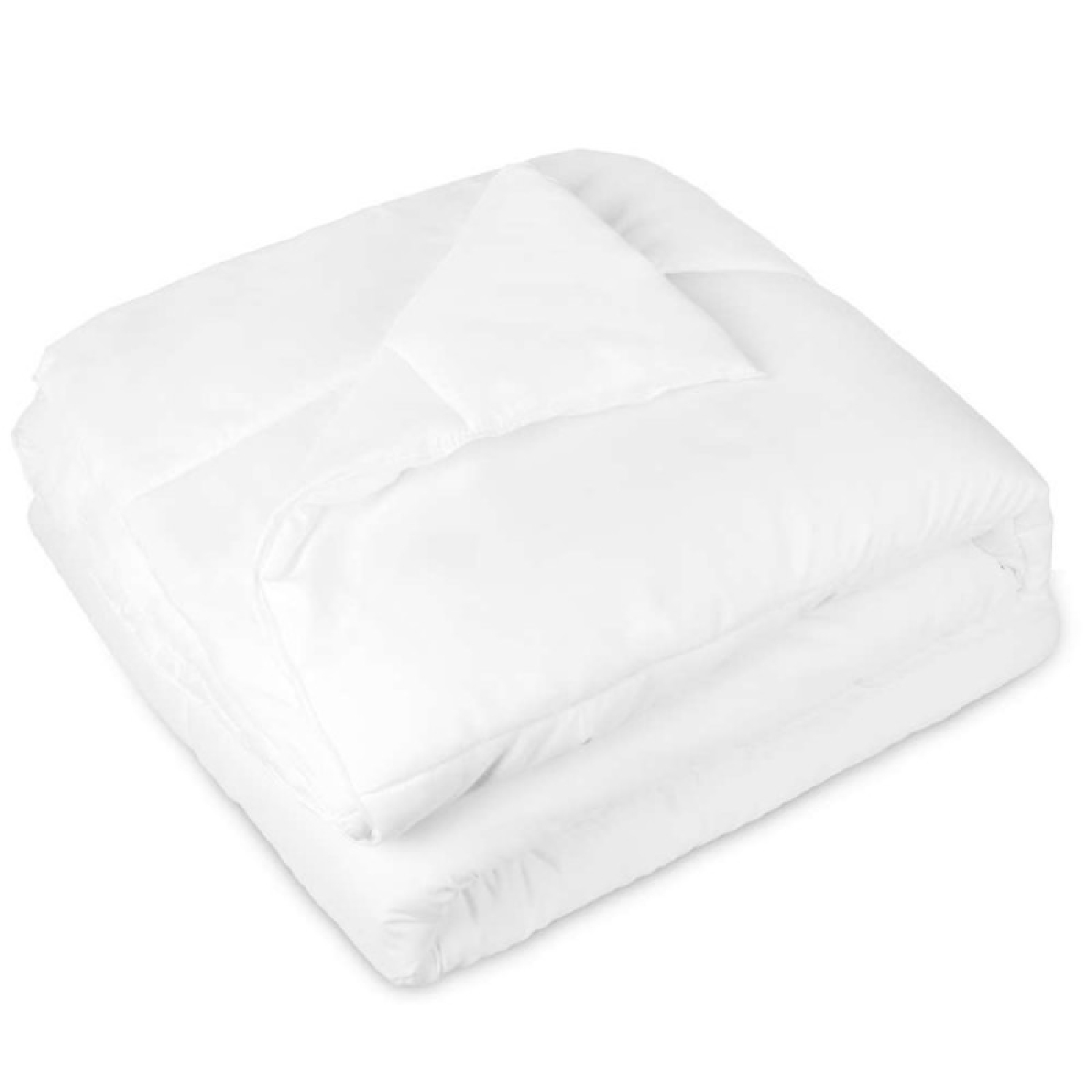 Un piumone bianco piegato ordinatamente con cuciture visibili.
