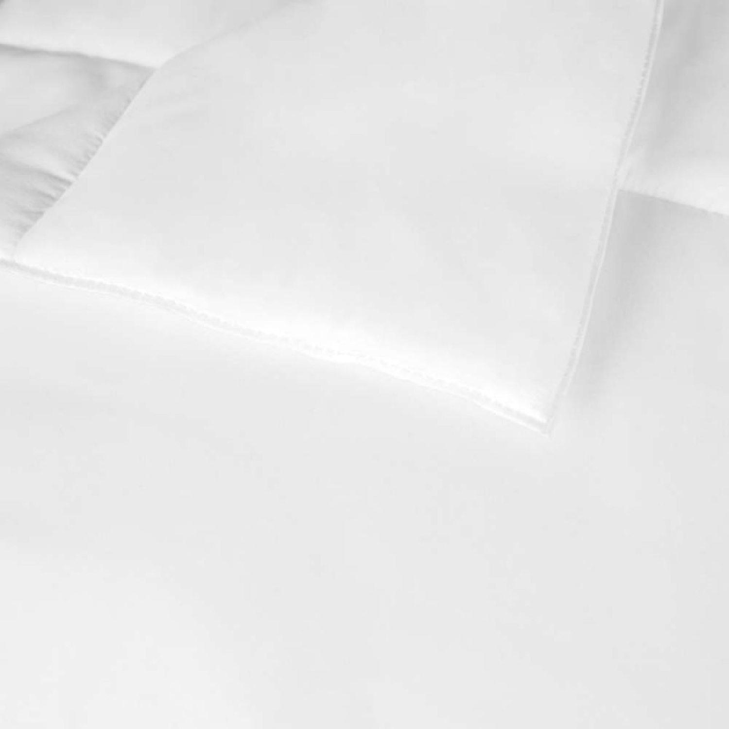 Primo piano di biancheria da letto bianca, che mostra cuciture su un angolo.