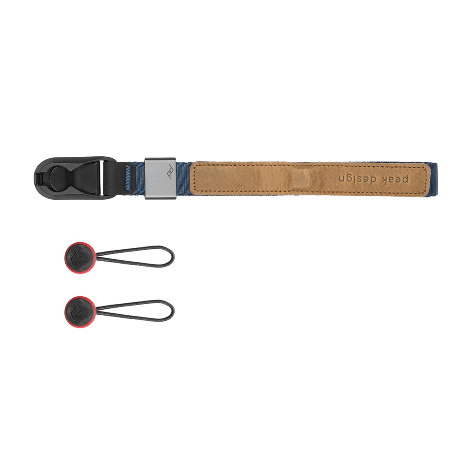 Laccio da polso per fotocamera con clip nera, tessuto blu, pelle marrone e due connettori bordati di rosso.