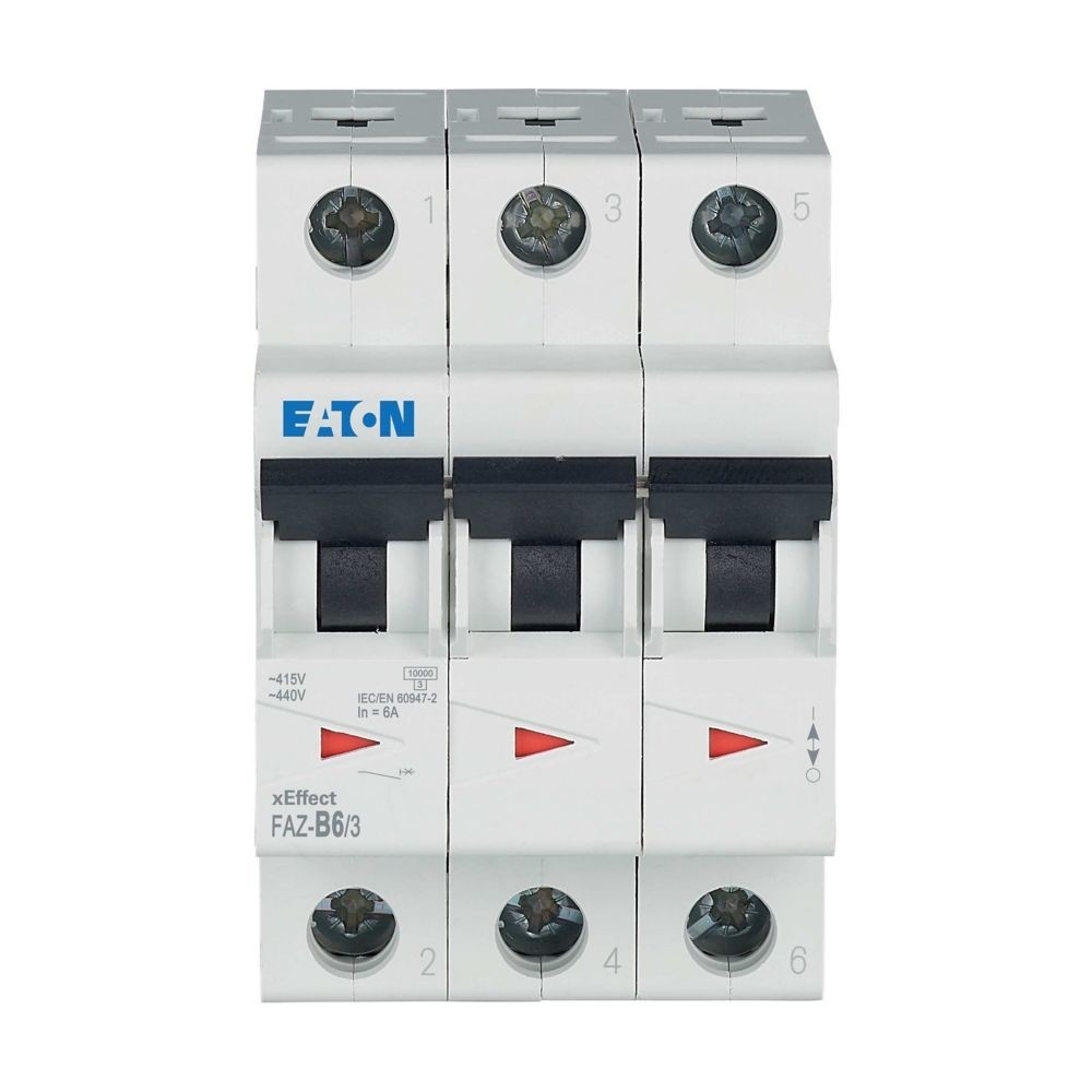 Tre interruttori automatici Eaton bianchi etichettati 1, 3, 5 e 2, 4, 6. L'interruttore centrale mostra 'xEffect FAZ-B6/3'.