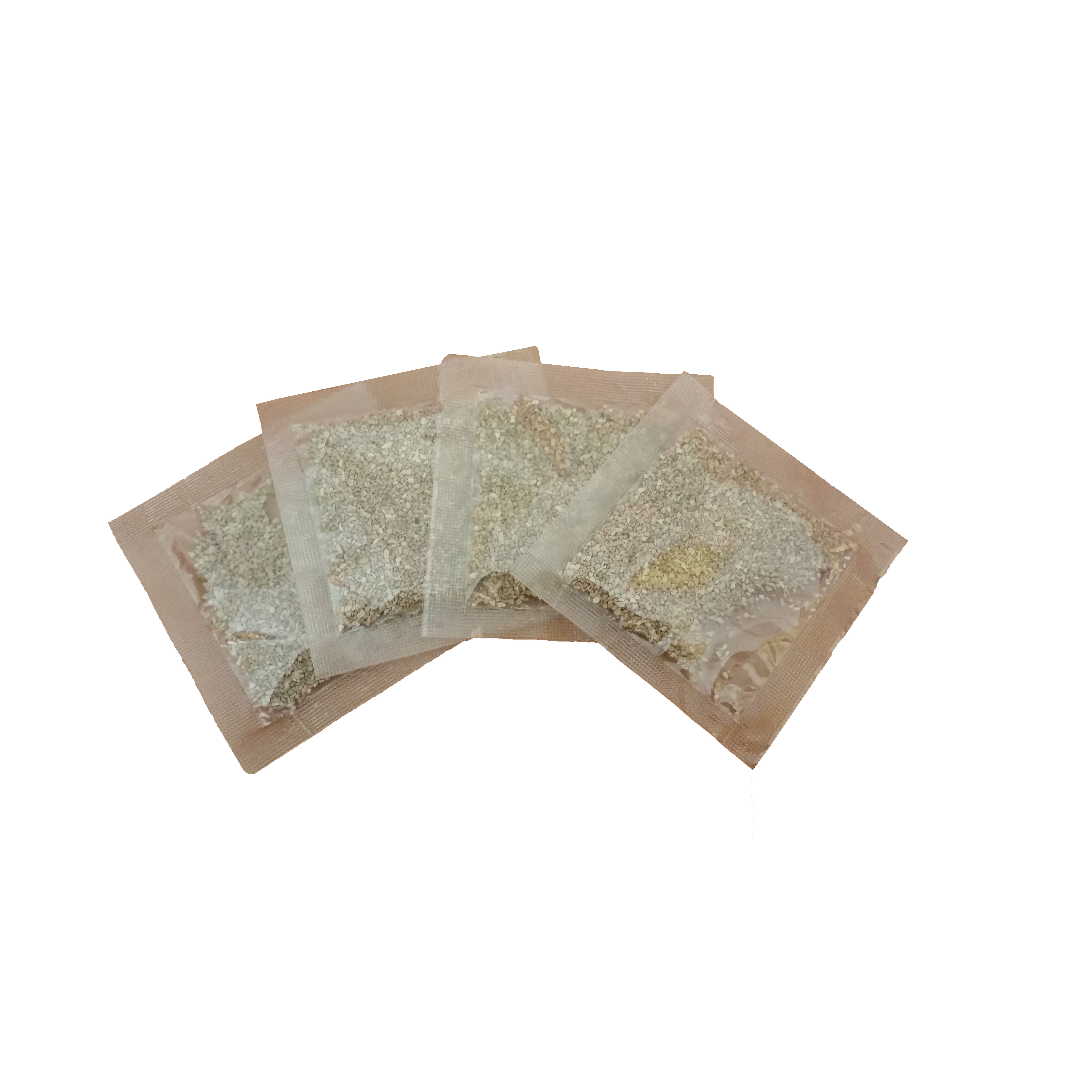 Quattro piccole buste di materiale granulare di colore chiaro sono disposte a ventaglio su sfondo bianco.