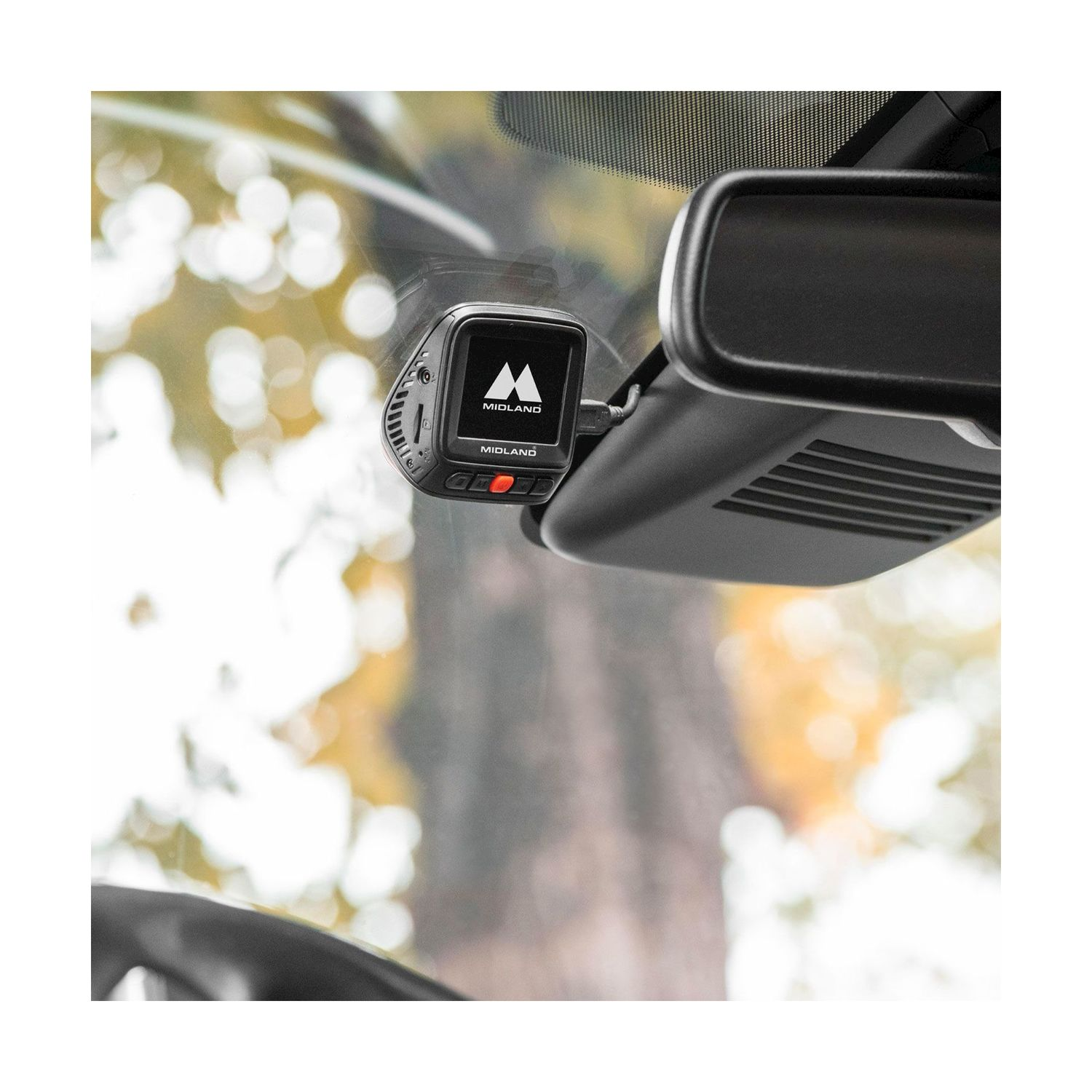 Eine schwarze Midland Dashcam ist nahe dem Rückspiegel an einer Windschutzscheibe montiert.
