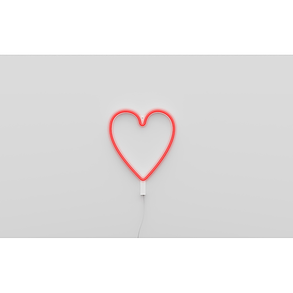 Il contorno di un cuore al neon rosso brilla su uno sfondo grigio semplice.