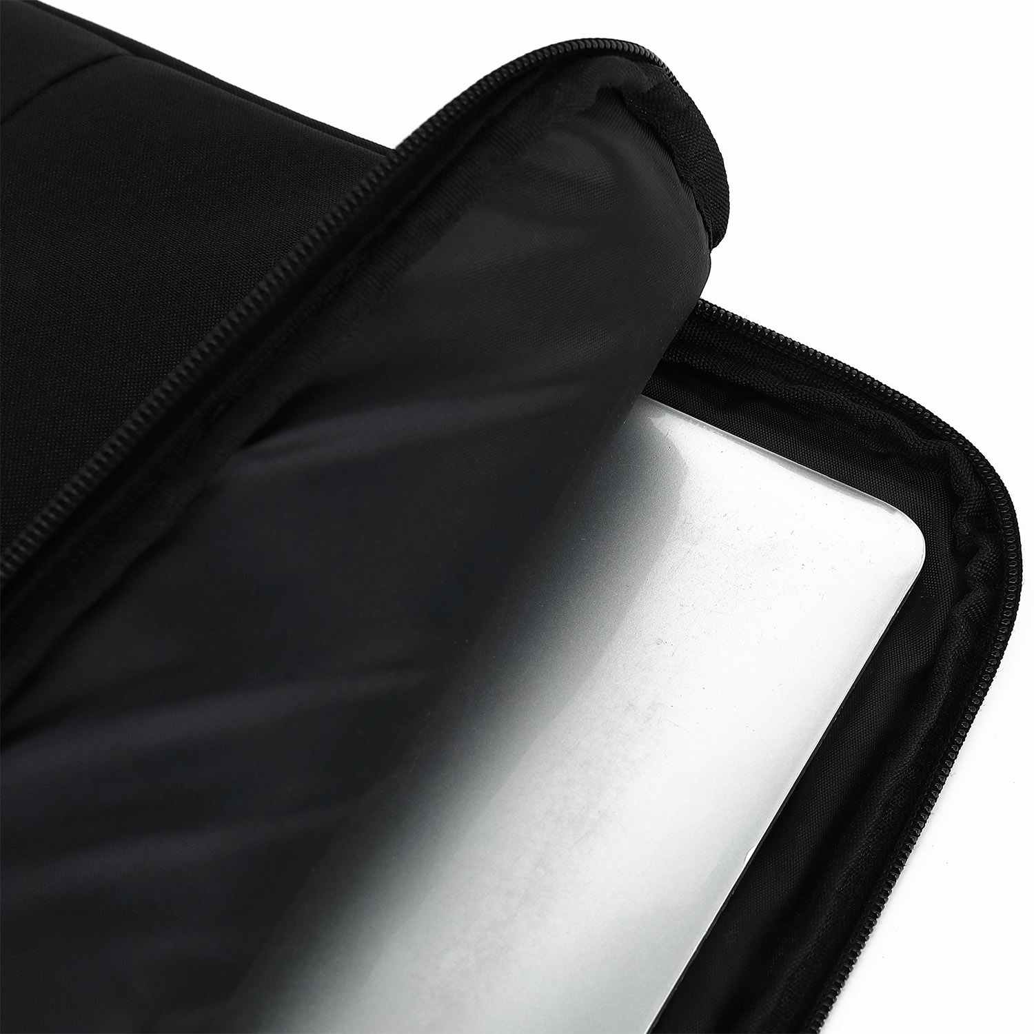 Un laptop argentato viene inserito parzialmente in una custodia nera aperta.