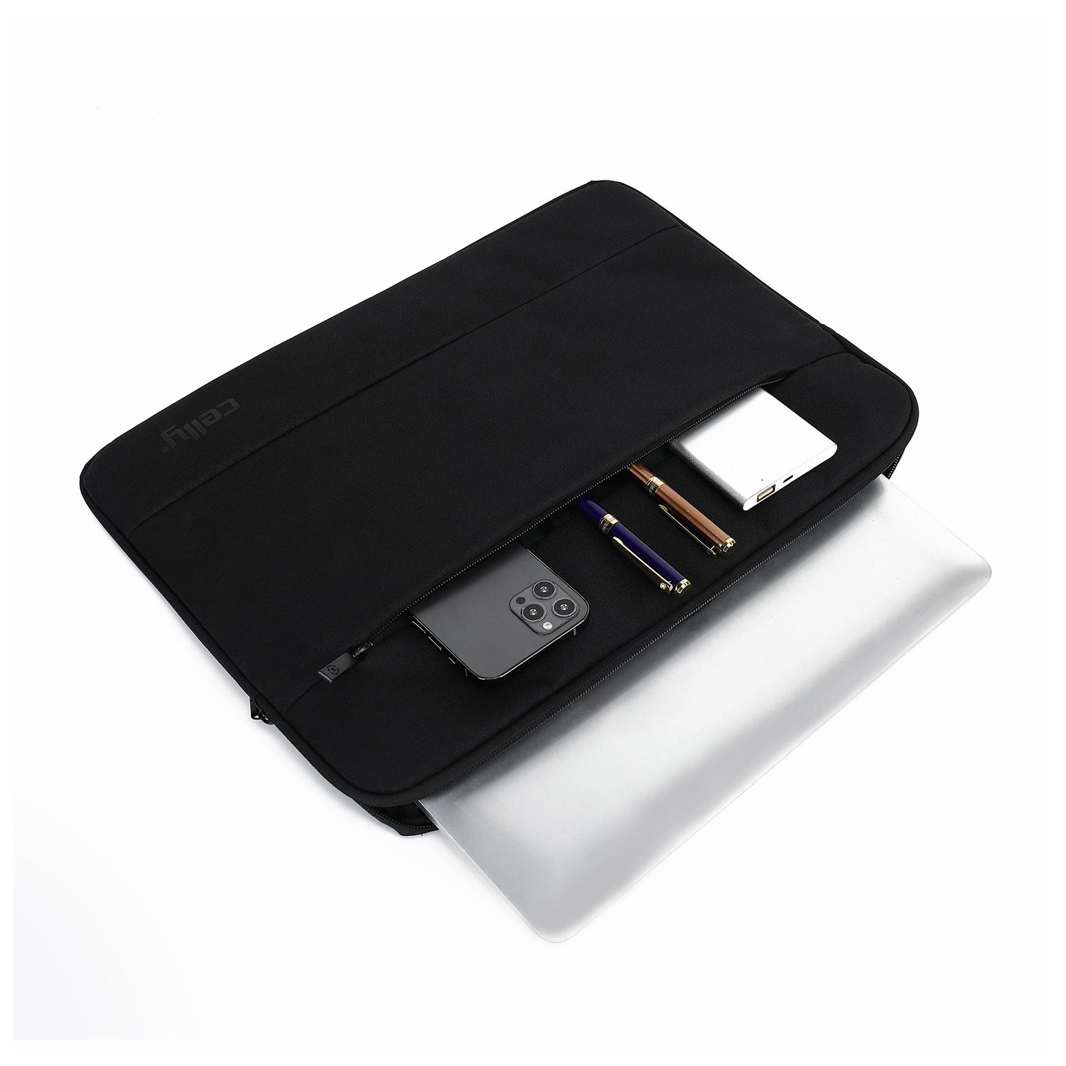 Custodia nera Celly per laptop con telefono, power bank e penne all'interno. Un laptop spunta fuori.