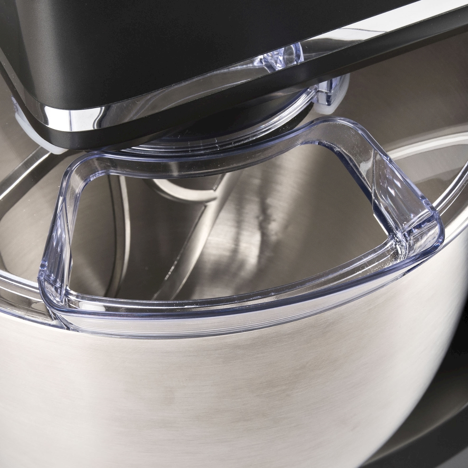 Primo piano di un robot da cucina con ciotola in acciaio inox e paraspruzzi trasparente.