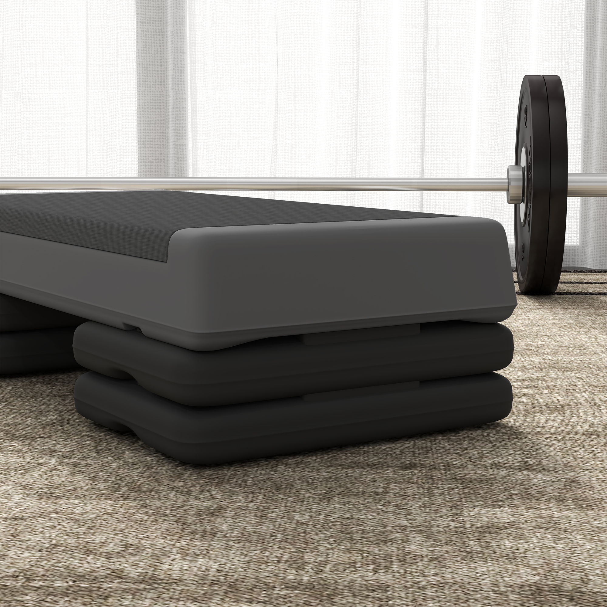 Una plataforma de step y pesas de barra descansan sobre alfombra con cortinas transparentes al fondo.