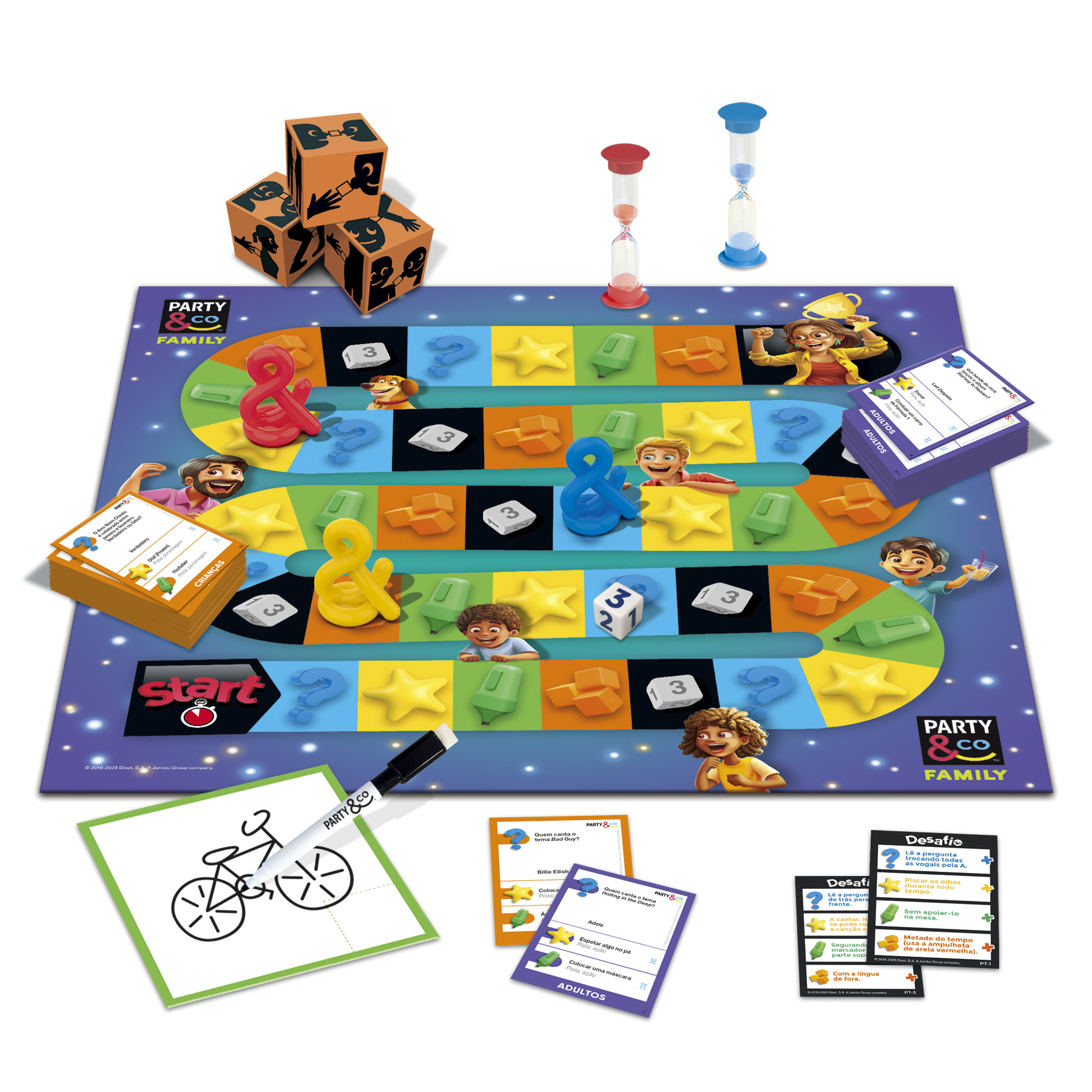 Gioco da tavolo con figure, dadi, clessidre e carte. Una bicicletta è disegnata su una lavagna.