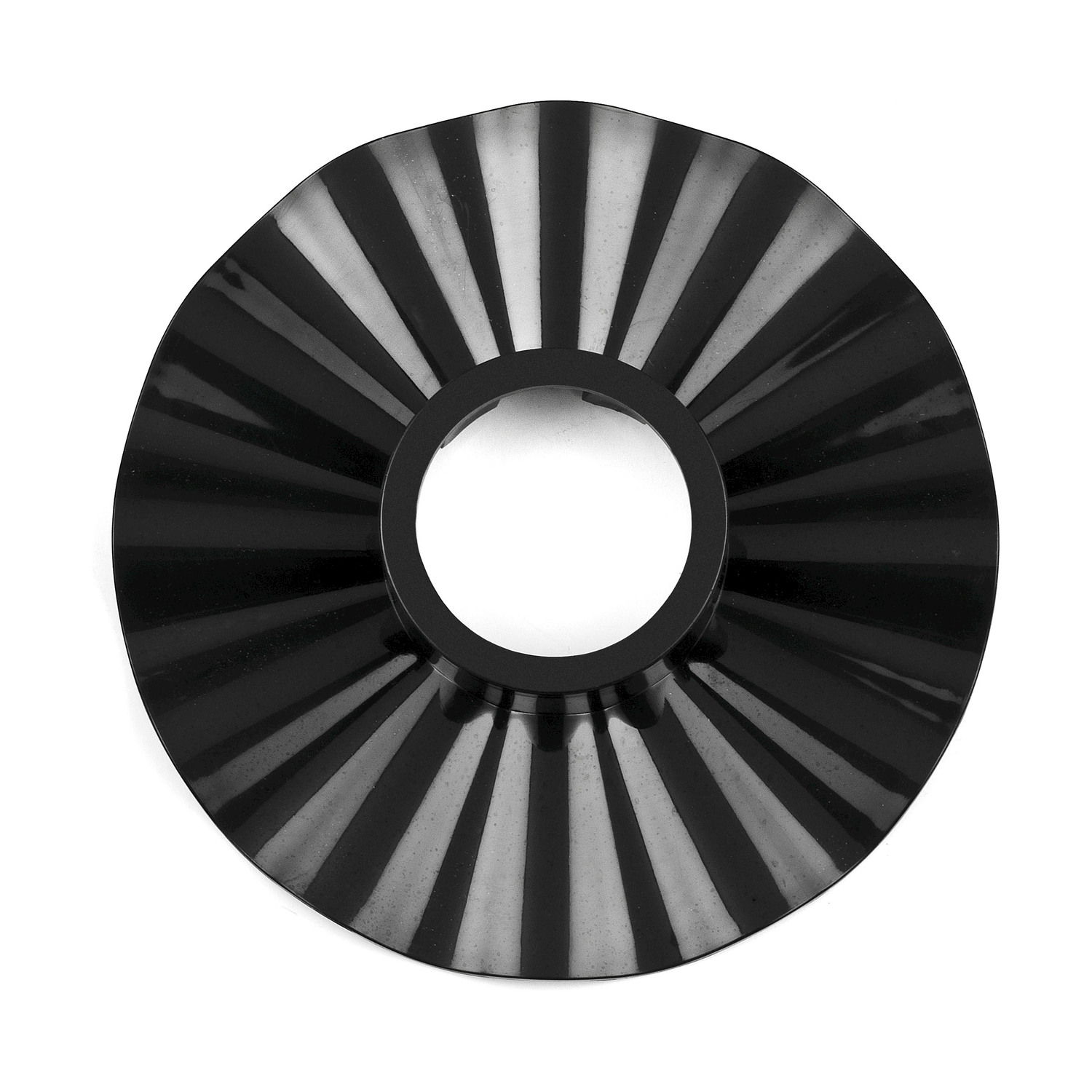 Un riflettore circolare nero con scanalature radiali e un foro centrale.